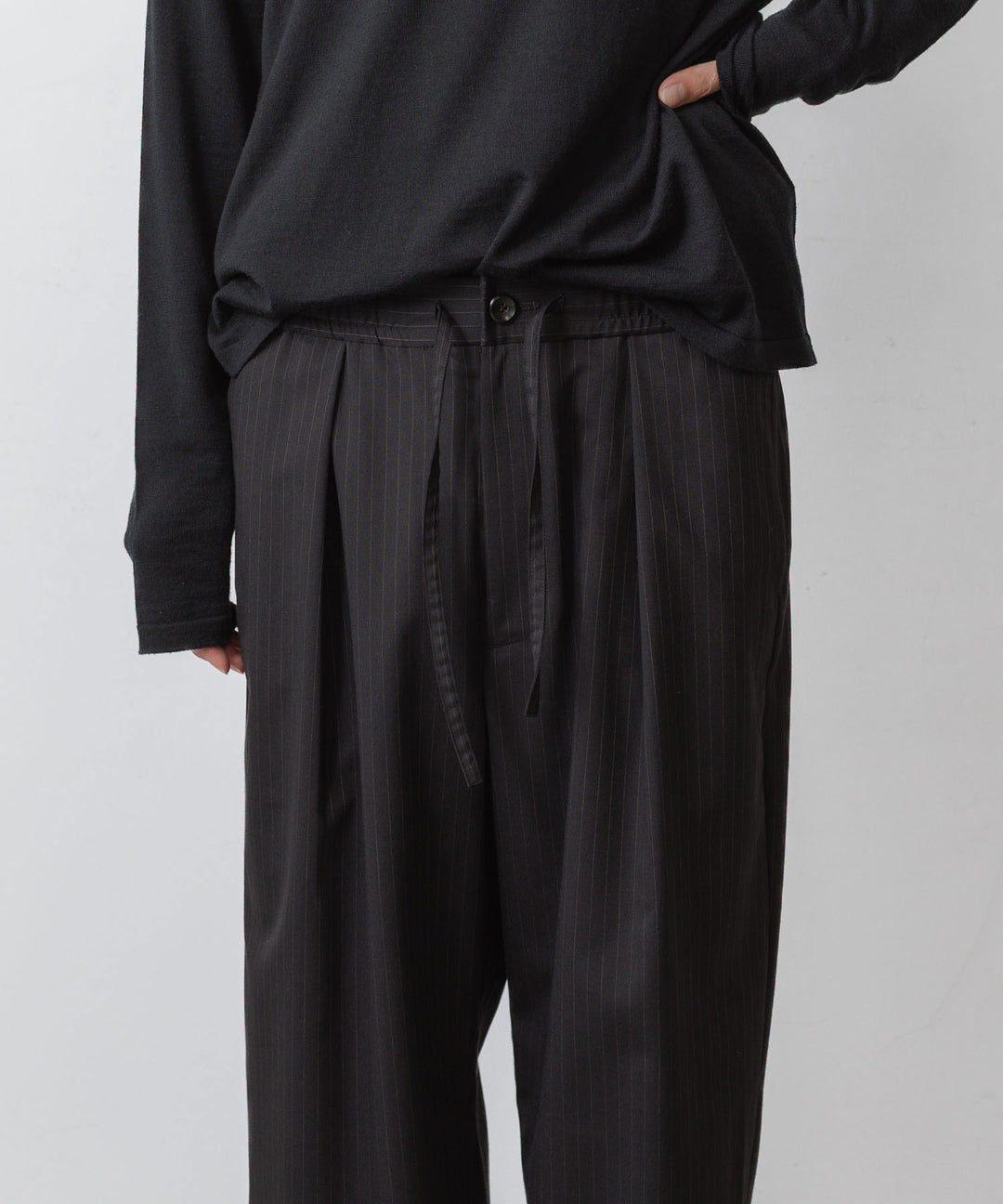 ATTACHMENT アタッチメントのT/W/SI STRETCH GABARDINE 1TUCK EASY TROUSERS - S.BLACKの公式通販サイトsession福岡セレクトショップ