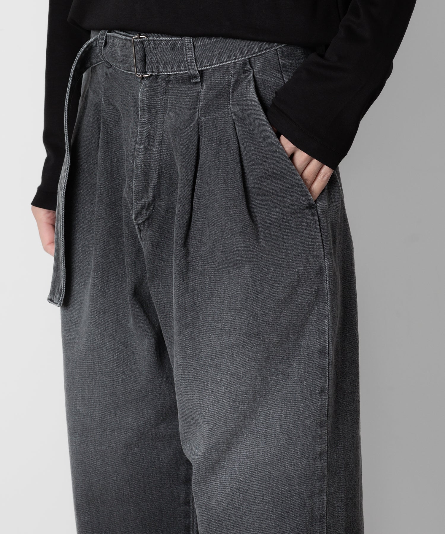 ATTACHMENT アタッチメントの11oz DENIM BELTED TAPERED FIT TROUSERS - BLACK 公式通販サイトsession福岡セレクトショップ