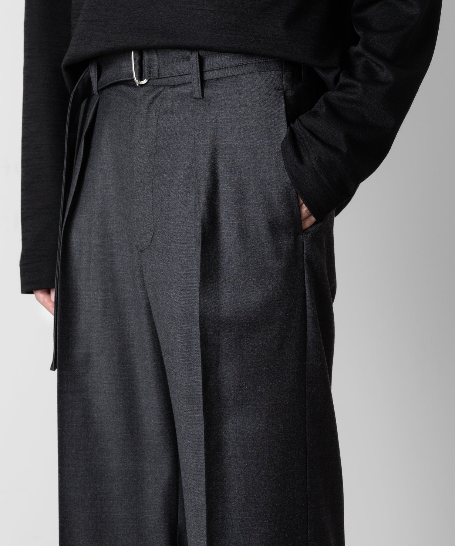 ATTACHMENT アタッチメントのWASHABLE WO/PE STRETCH SAXONY BELTED WIDE TROUSERS - D.GRAY 公式通販サイトsession福岡セレクトショップ