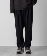 画像をギャラリービューアに読み込む, ATTACHMENT アタッチメントのPE STRETCH DOUBLE CLOTH BELTED TAPERED FIT TROUSERS - NAVY 公式通販サイトsession福岡セレクトショップ
