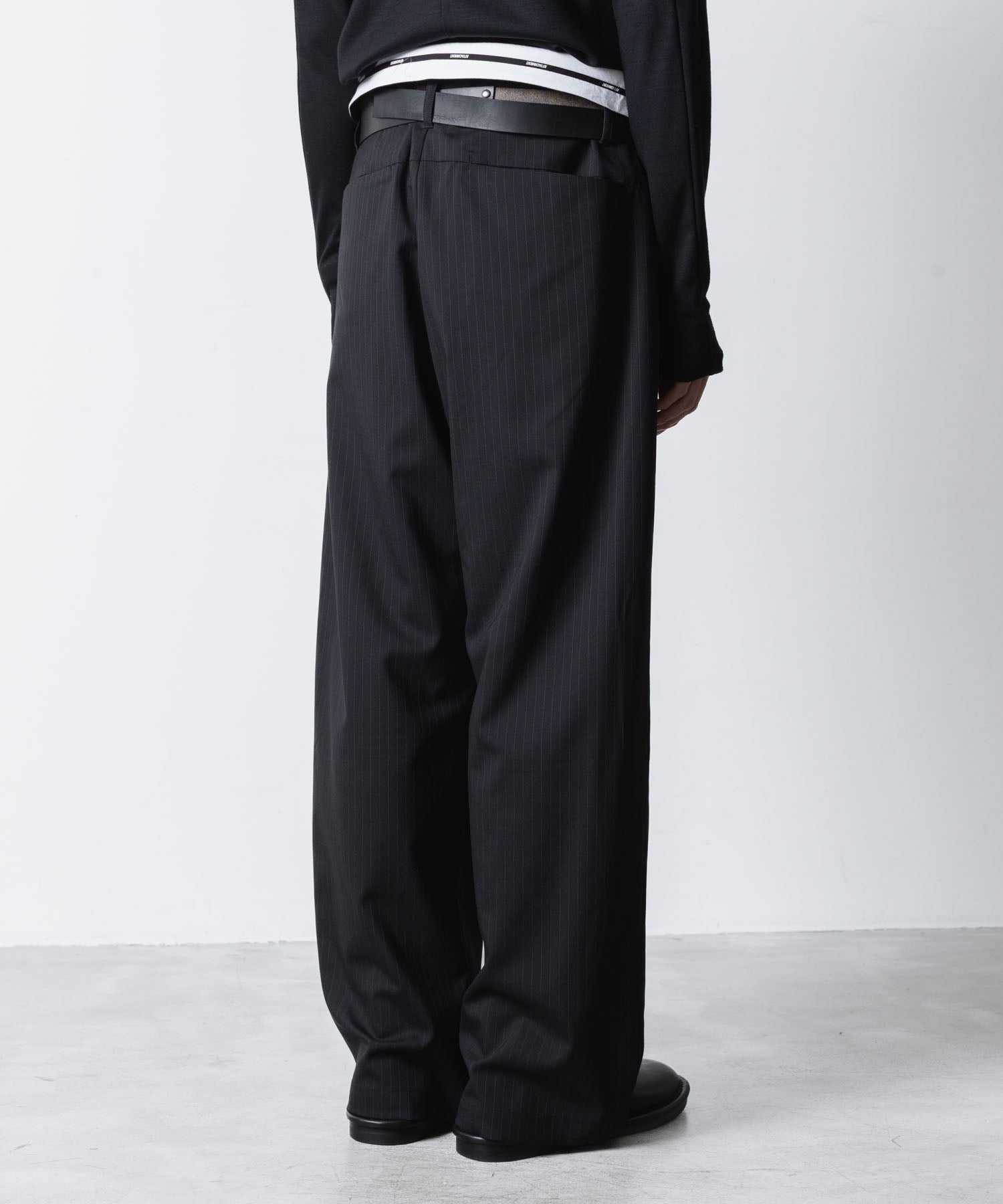 ATTACHMENT アタッチメントのT/W/SI STRETCH GABARDINE FLAP TROUSERS - S.BLACKの公式通販サイトsession福岡セレクトショップ