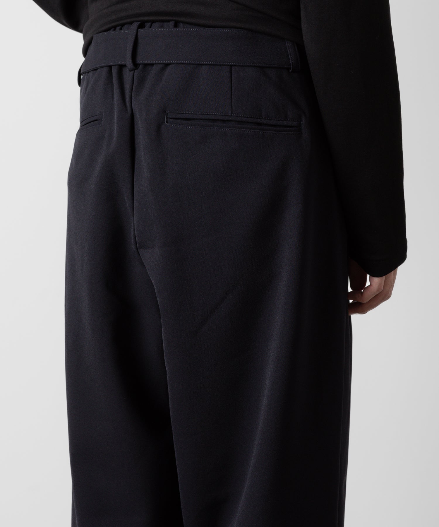 ATTACHMENT アタッチメントのPE STRETCH DOUBLE CLOTH BELTED TAPERED FIT TROUSERS - NAVY 公式通販サイトsession福岡セレクトショップ