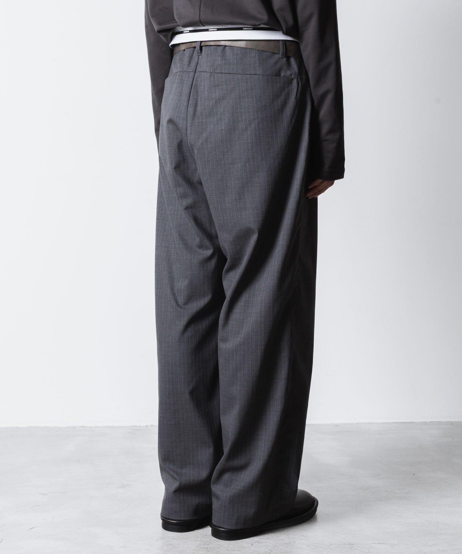 ATTACHMENT アタッチメントのT/W/SI STRETCH GABARDINE FLAP TROUSERS - S.GRAYの公式通販サイトsession福岡セレクトショップ