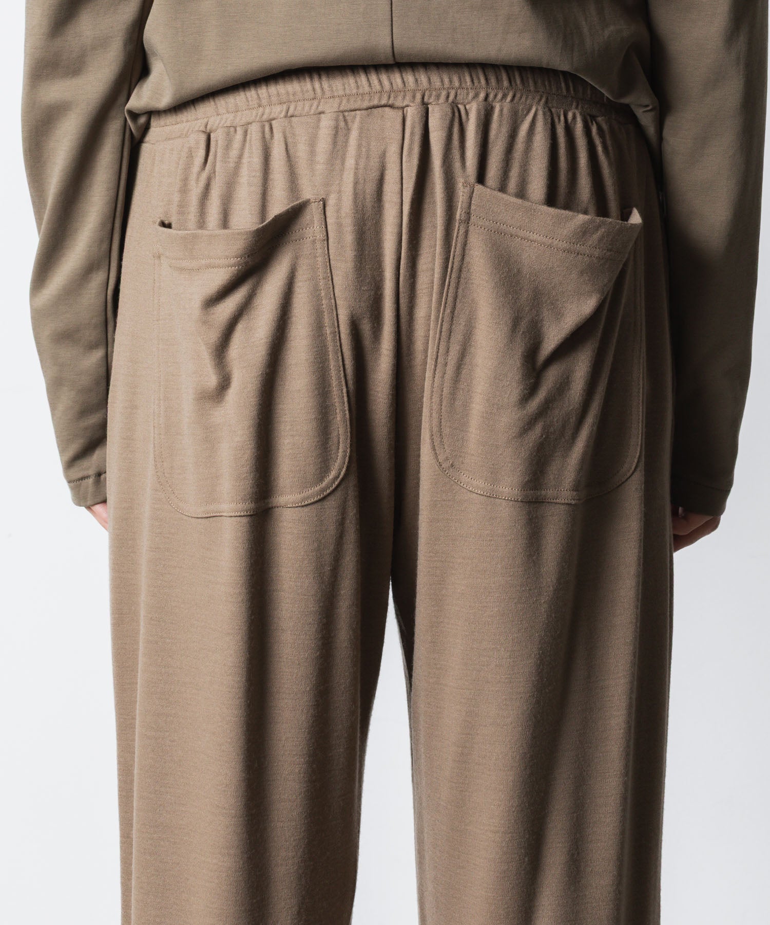 ATTACHMENT アタッチメントの1/60 WOOL SMOOTH SLIM FIT LOUNGE TROUSERS - CAMELの公式通販サイトsession福岡セレクトショップ