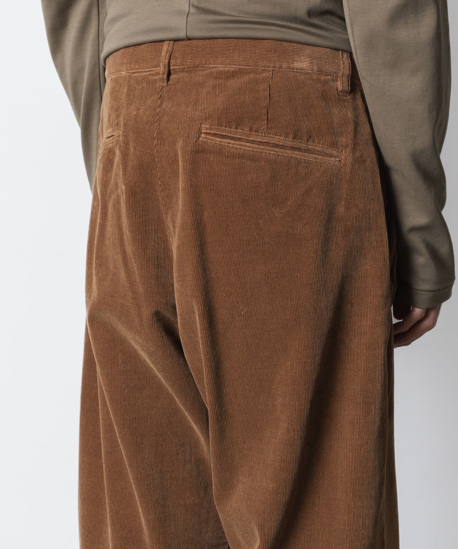 ATTACHMENT アタッチメントのFINX CO CORDUROY 1TUCK WIDE TROUSERS - CAMELの公式通販サイトsession福岡セレクトショップ