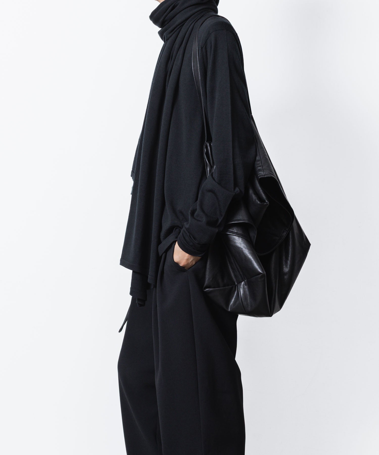 【 ATTACHMENT × JOHN SMEDLEY 】× JOHN SMEDLEY MERINO EXTRAFINE WELTED CREW NECK L/S - BLACK