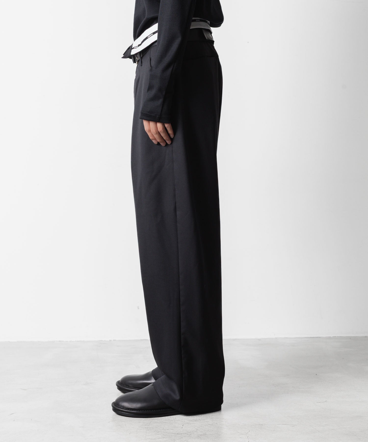 ATTACHMENT アタッチメントのT/W/SI STRETCH GABARDINE FLAP TROUSERS - BLACKの公式通販サイトsession福岡セレクトショップ