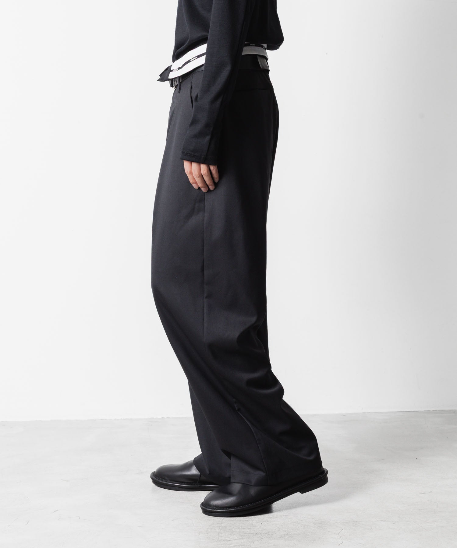 ATTACHMENT アタッチメントのT/W/SI STRETCH GABARDINE FLAP TROUSERS - BLACKの公式通販サイトsession福岡セレクトショップ