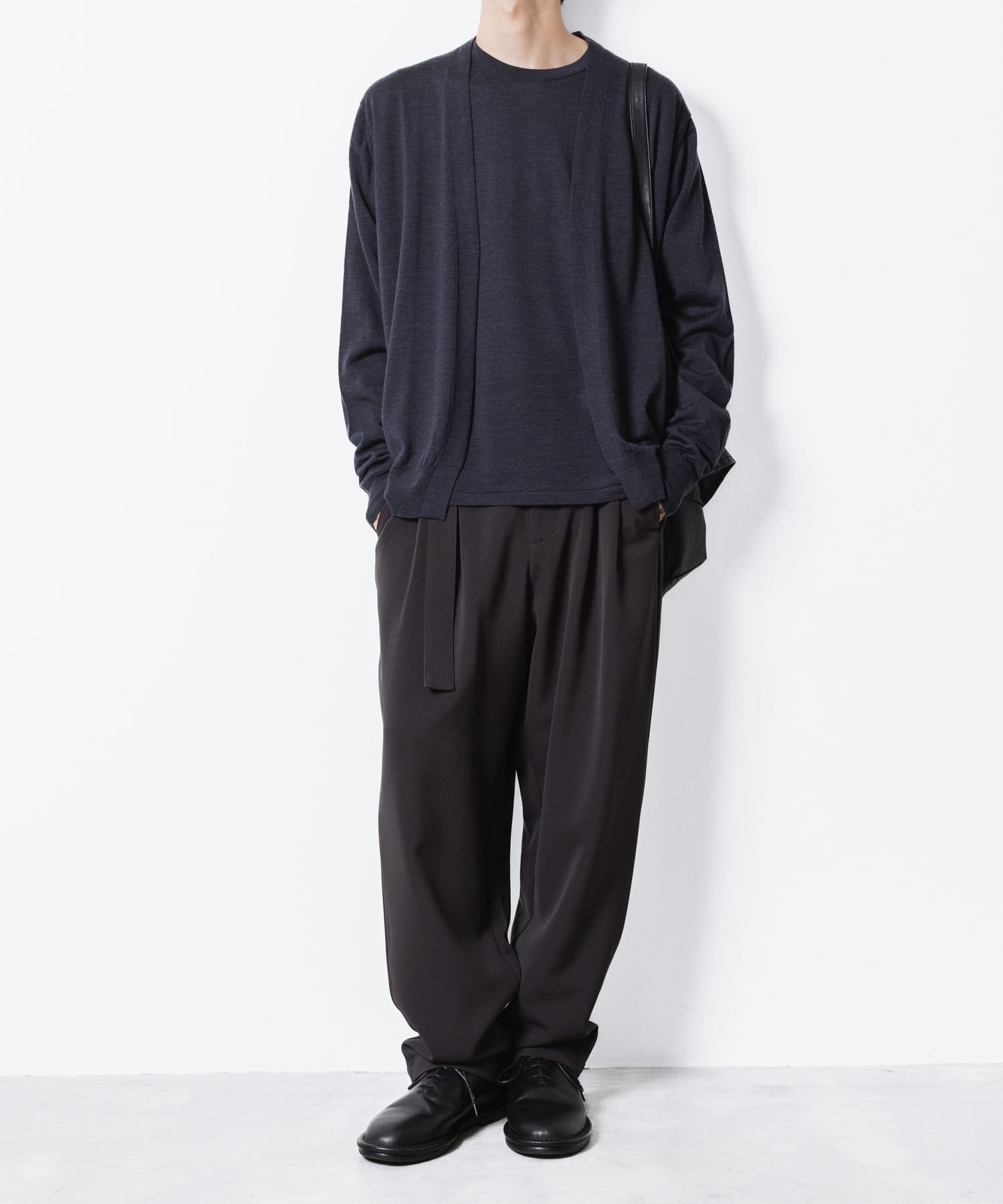 ATTACHMENT アタッチメント × JOHN SMEDLEYの× JOHN SMEDLEY MERINO EXTRAFINE BUTTONLESS V NECK CARDIGAN - D.NAVYの公式通販サイトsession福岡セレクトショップ