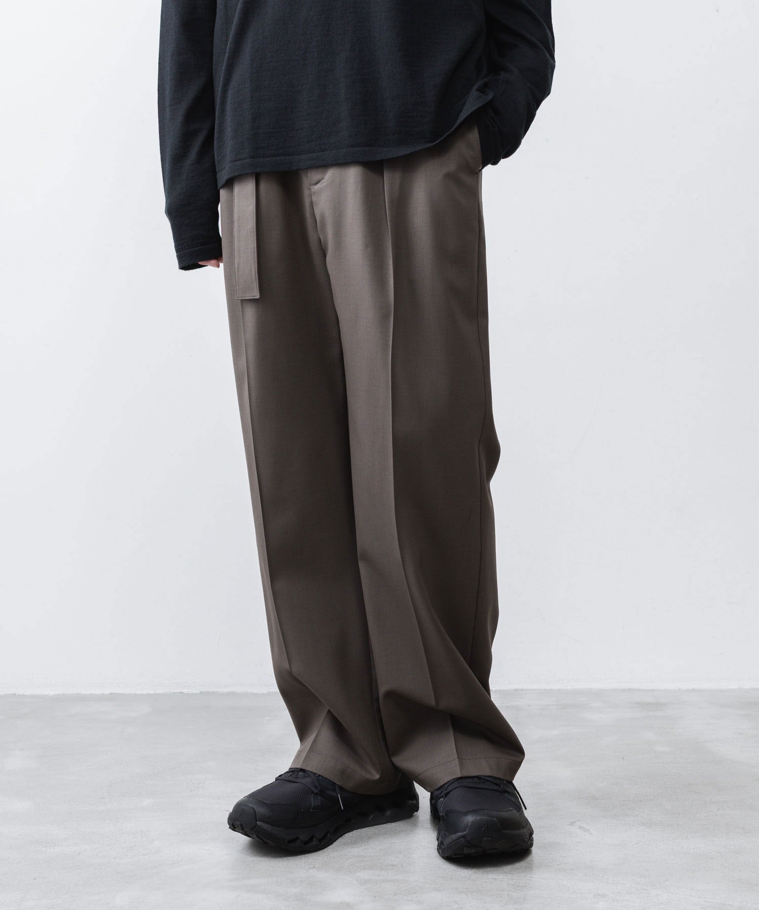 ATTACHMENT / EXCLUSIVE ITEMアタッチメントのWO/PE STRECH GABARDINE BELTED TROUSERS - D.GRAYの公式通販サイトsession福岡セレクトショップ