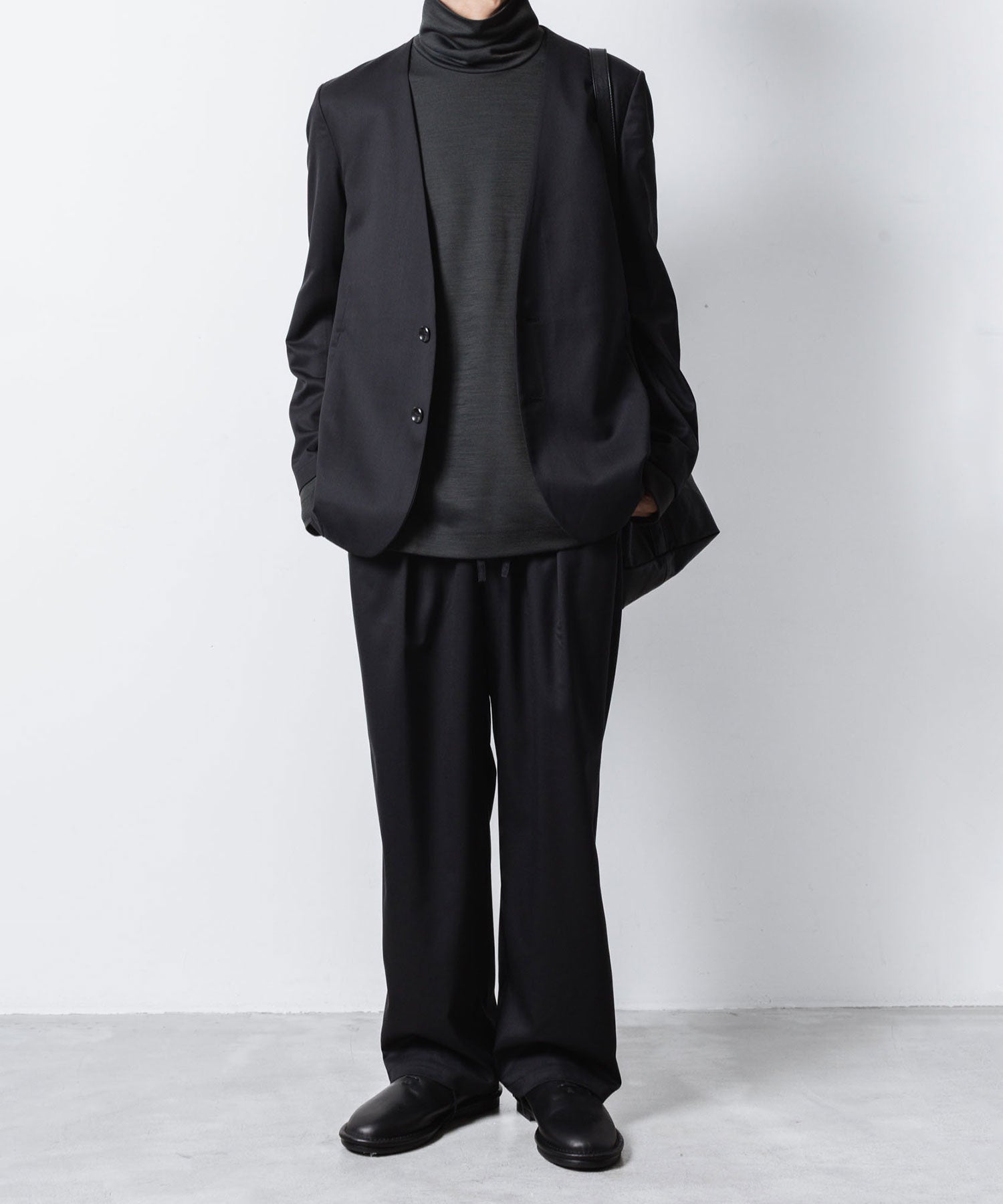 ATTACHMENT アタッチメントのT/W/SI STRETCH GABARDINE 1TUCK EASY TROUSERS - BLACKの公式通販サイトsession福岡セレクトショップ