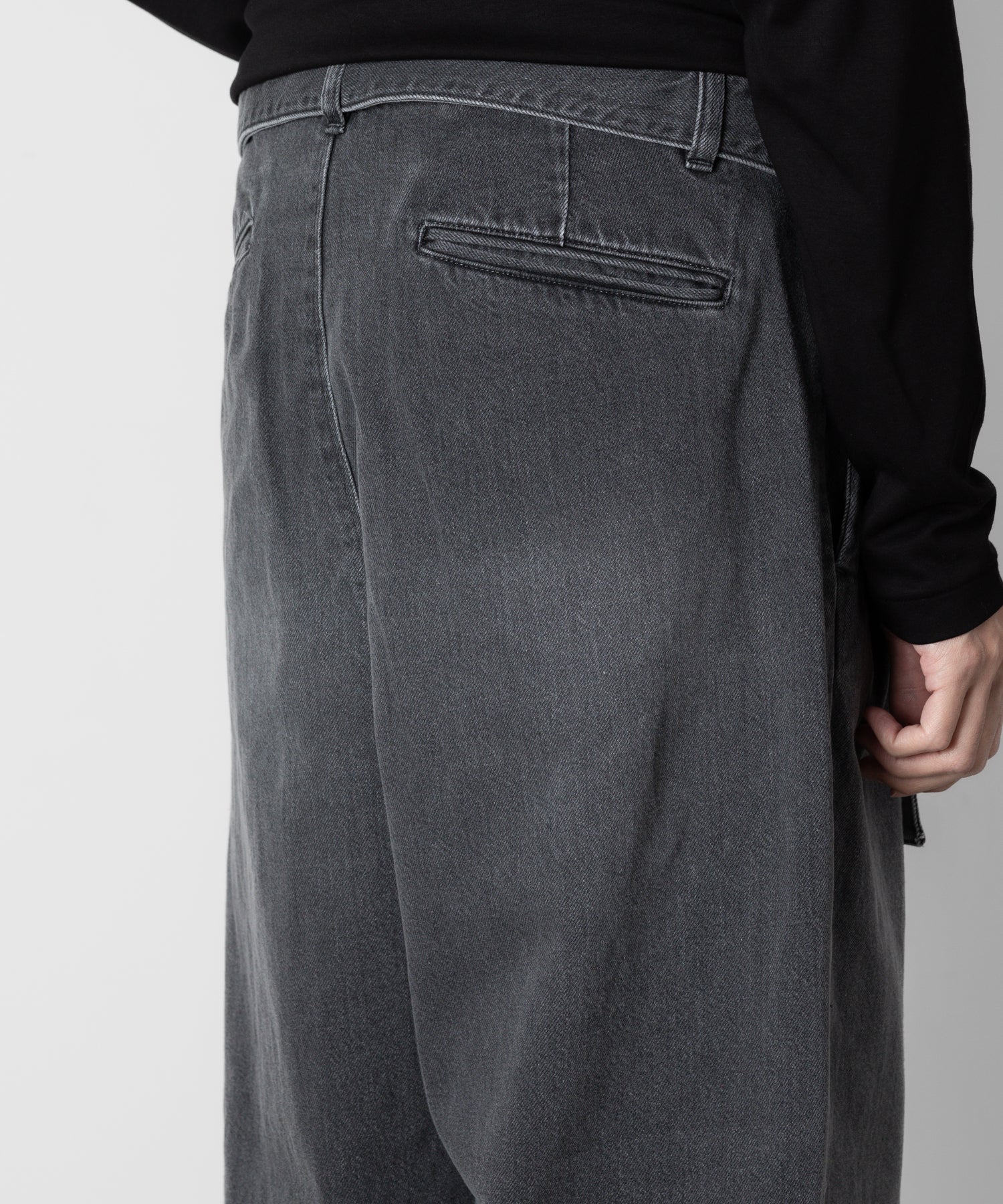 ATTACHMENT アタッチメントの11oz DENIM BELTED TAPERED FIT TROUSERS - BLACK 公式通販サイトsession福岡セレクトショップ