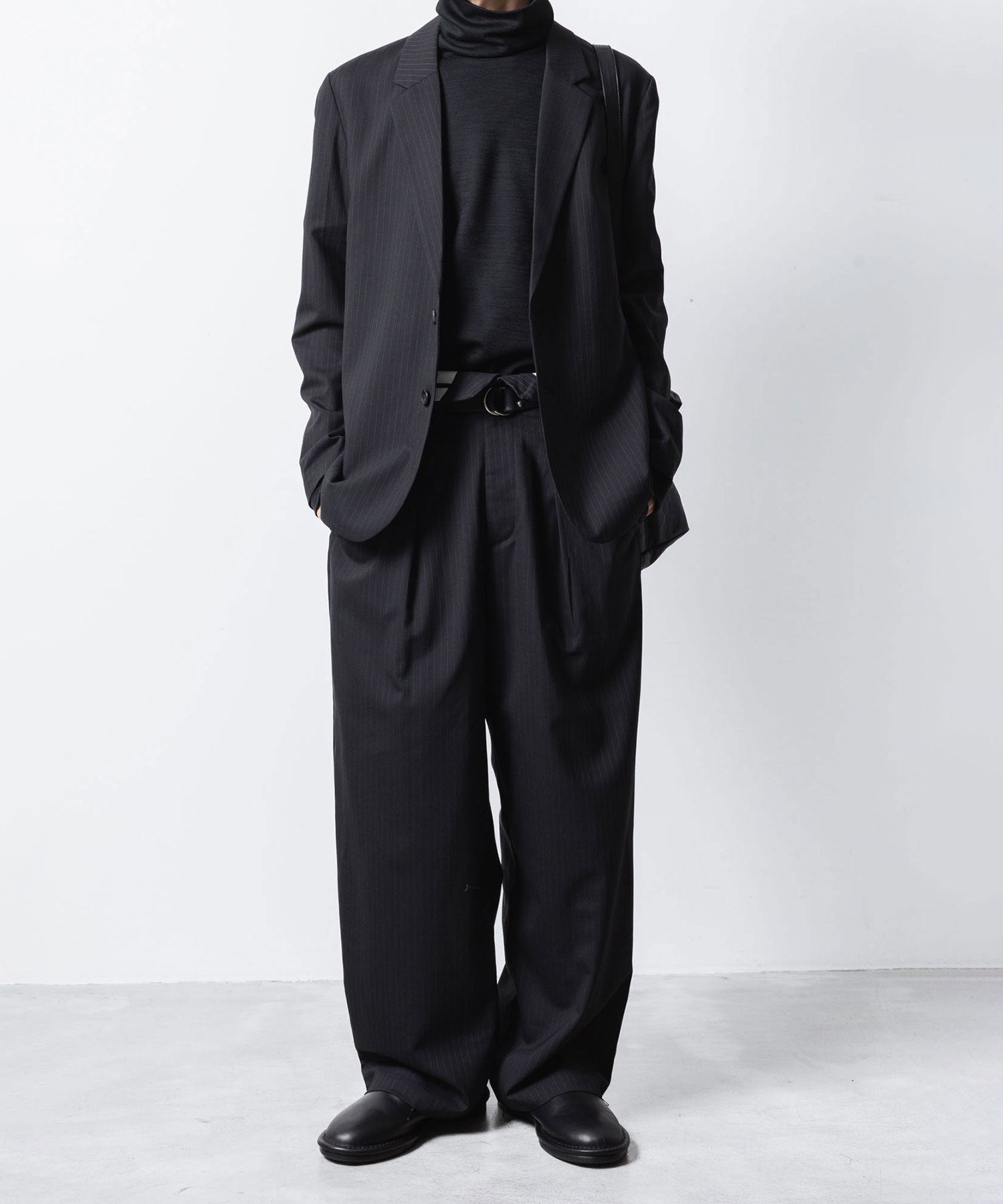 ATTACHMENT アタッチメントのT/W/SI STRETCH GABARDINE FLAP TROUSERS - S.BLACKの公式通販サイトsession福岡セレクトショップ