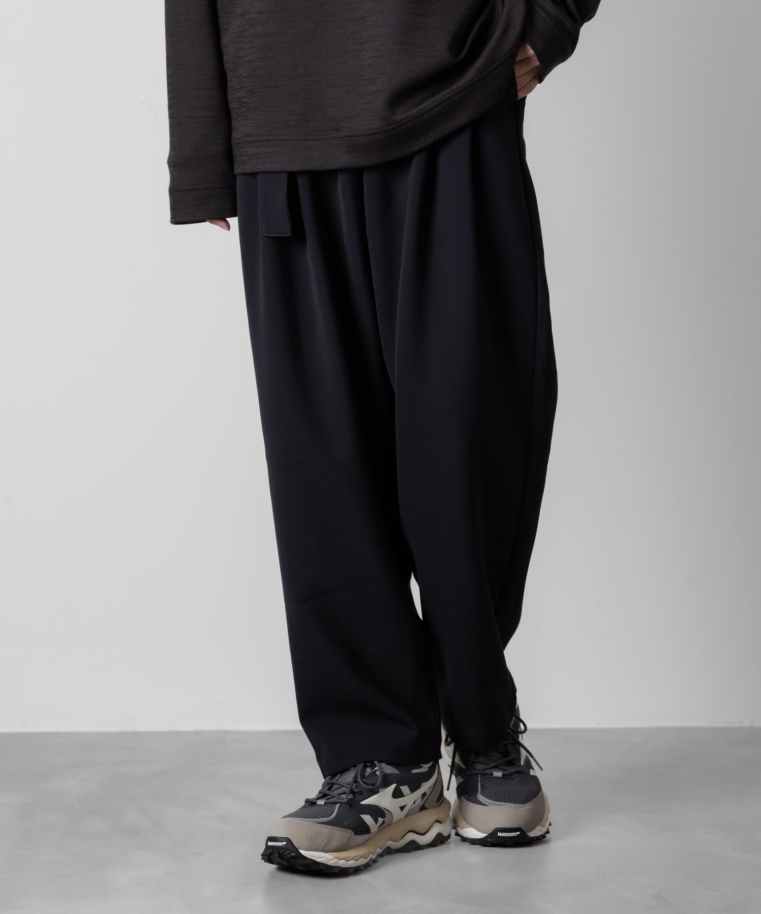 ATTACHMENT アタッチメントのPE STRETCH DOUBLE CLOTH BELTED TAPERED FIT TROUSERS - NAVY 公式通販サイトsession福岡セレクトショップ