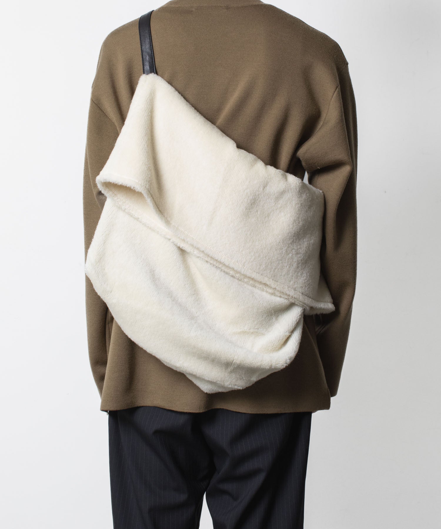 ATTACHMENT アタッチメントのWO/ALPACA BOA SHOULDER BAG - OFF WHITEの公式通販サイトsession福岡セレクトショップ