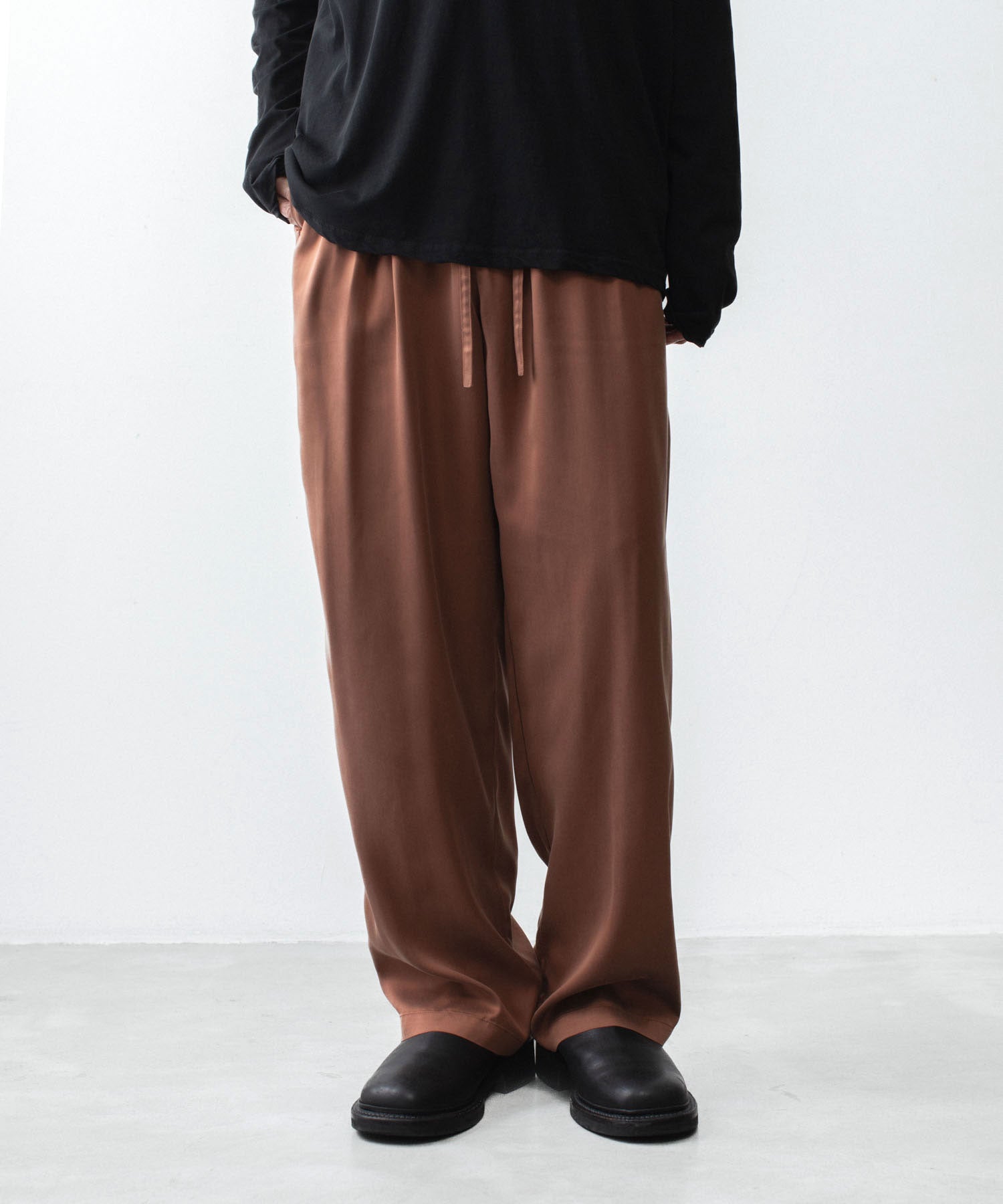 ATTACHMENT /アタッチメント】CU/PE FIBRIL SATIN EASY TROUSERS - L 