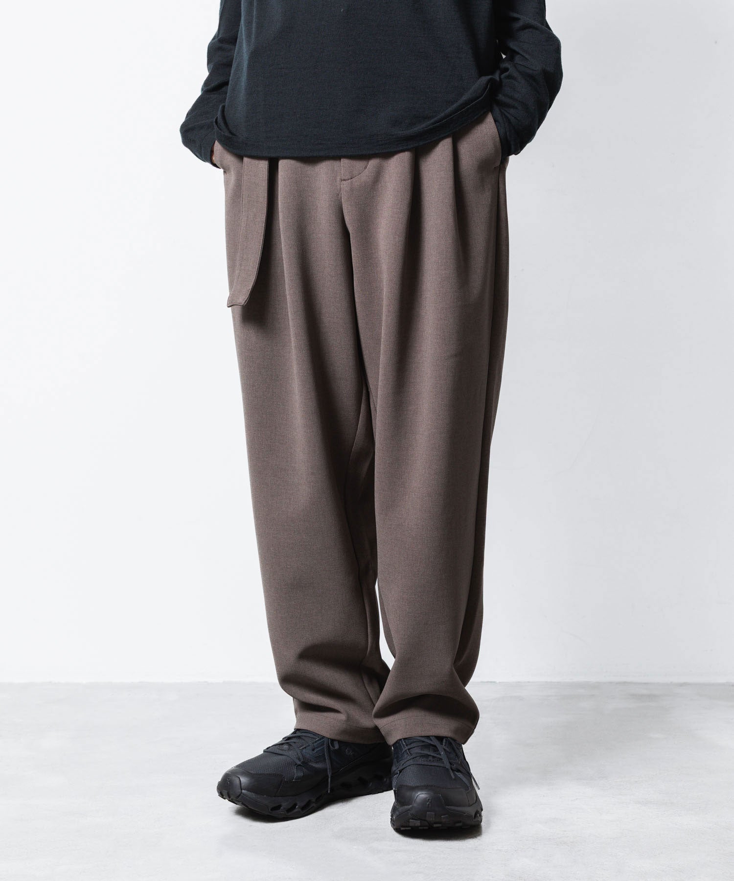 ATTACHMENT アタッチメントのPE STRETCH DOUBLE CLOTH BELTED WIDE TAPERD TROUSERS - D.KH GRAYの公式通販サイトsession福岡セレクトショップ