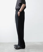 画像をギャラリービューアに読み込む, ATTACHMENT アタッチメントのCO STRETCH TERRY 1TUCK EASY TROUSERS - BLACKの公式通販サイトsession福岡セレクトショップ
