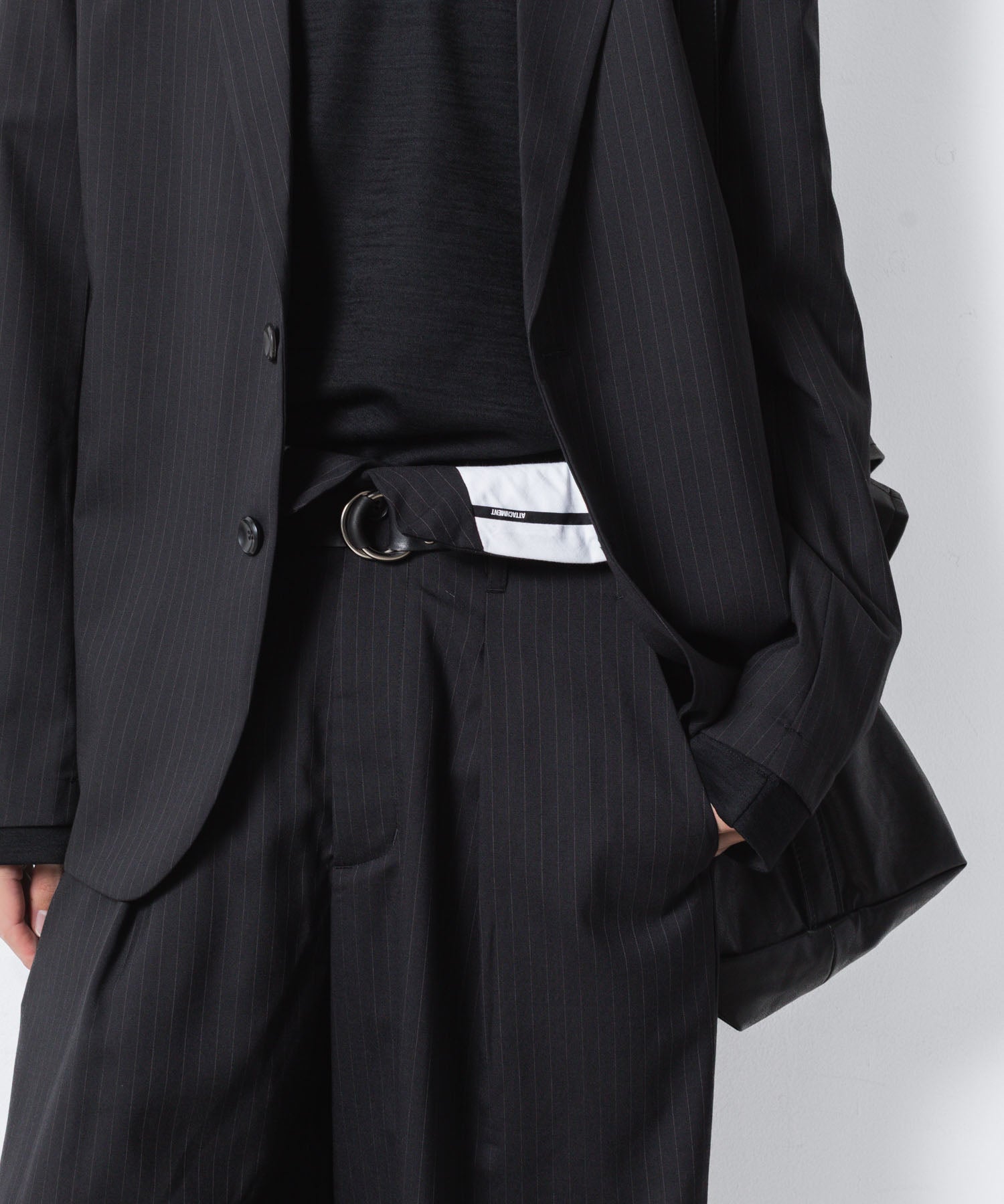 ATTACHMENT アタッチメントのT/W/SI STRETCH GABARDINE FLAP TROUSERS - S.BLACKの公式通販サイトsession福岡セレクトショップ