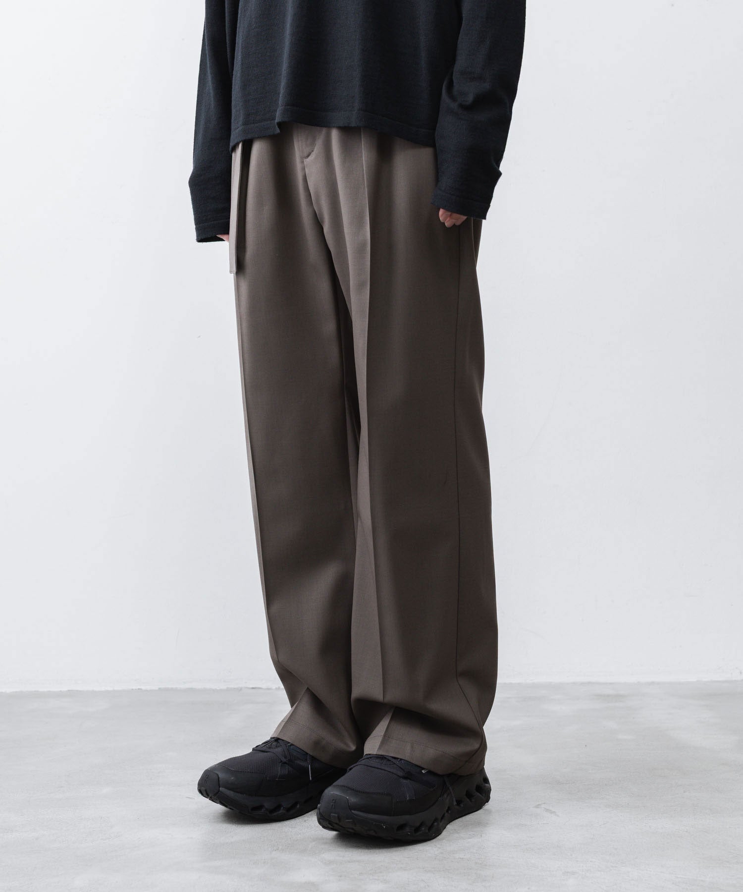 ATTACHMENT / EXCLUSIVE ITEMアタッチメントのWO/PE STRECH GABARDINE BELTED TROUSERS - D.GRAYの公式通販サイトsession福岡セレクトショップ