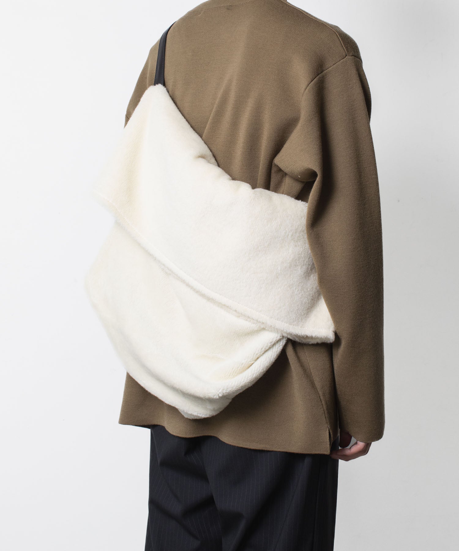 ATTACHMENT アタッチメントのWO/ALPACA BOA SHOULDER BAG - OFF WHITEの公式通販サイトsession福岡セレクトショップ