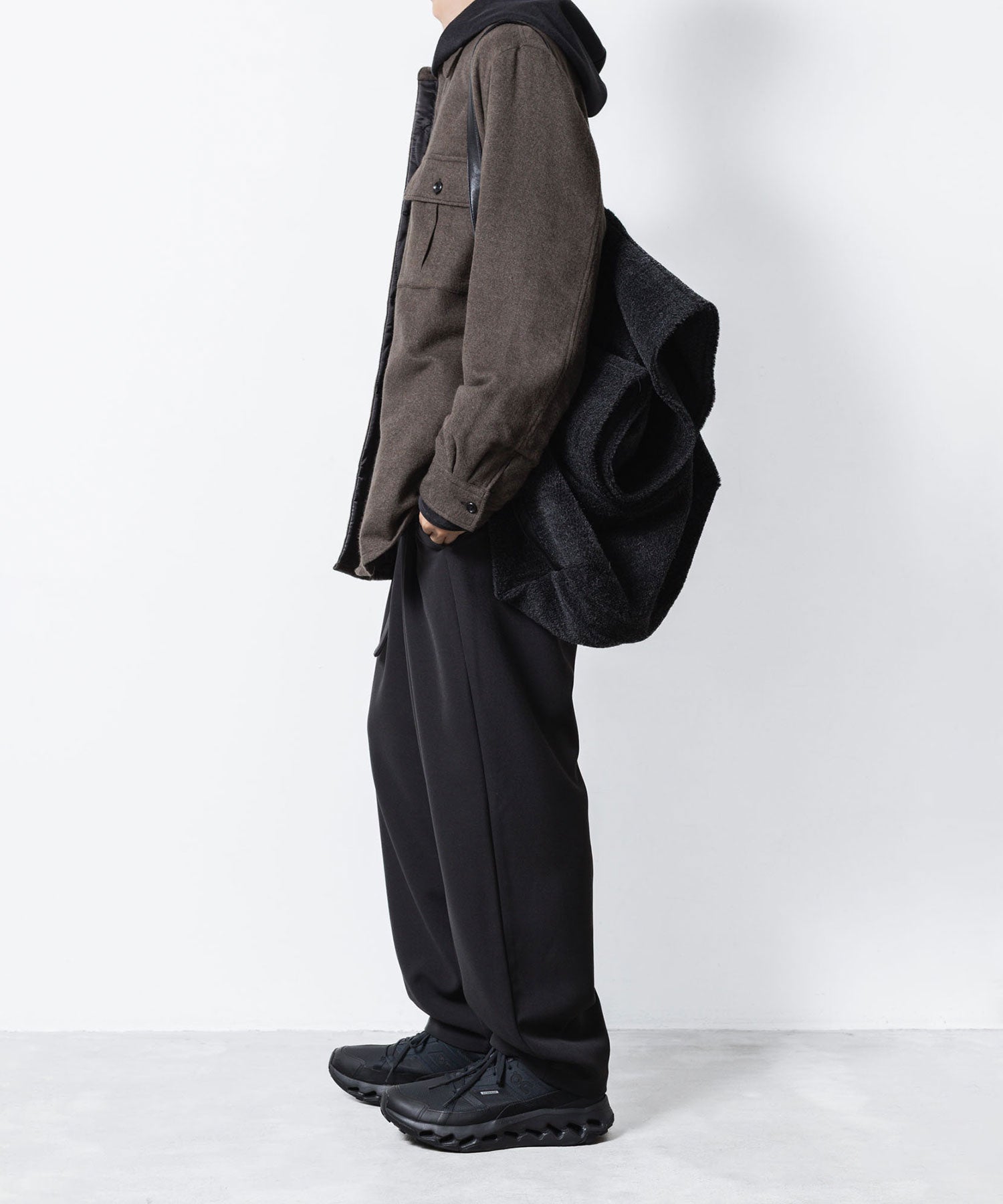ATTACHMENT アタッチメントのPE STRETCH DOUBLE CLOTH BELTED WIDE TAPERD TROUSERS - D.GRAYの公式通販サイトsession福岡セレクトショップ