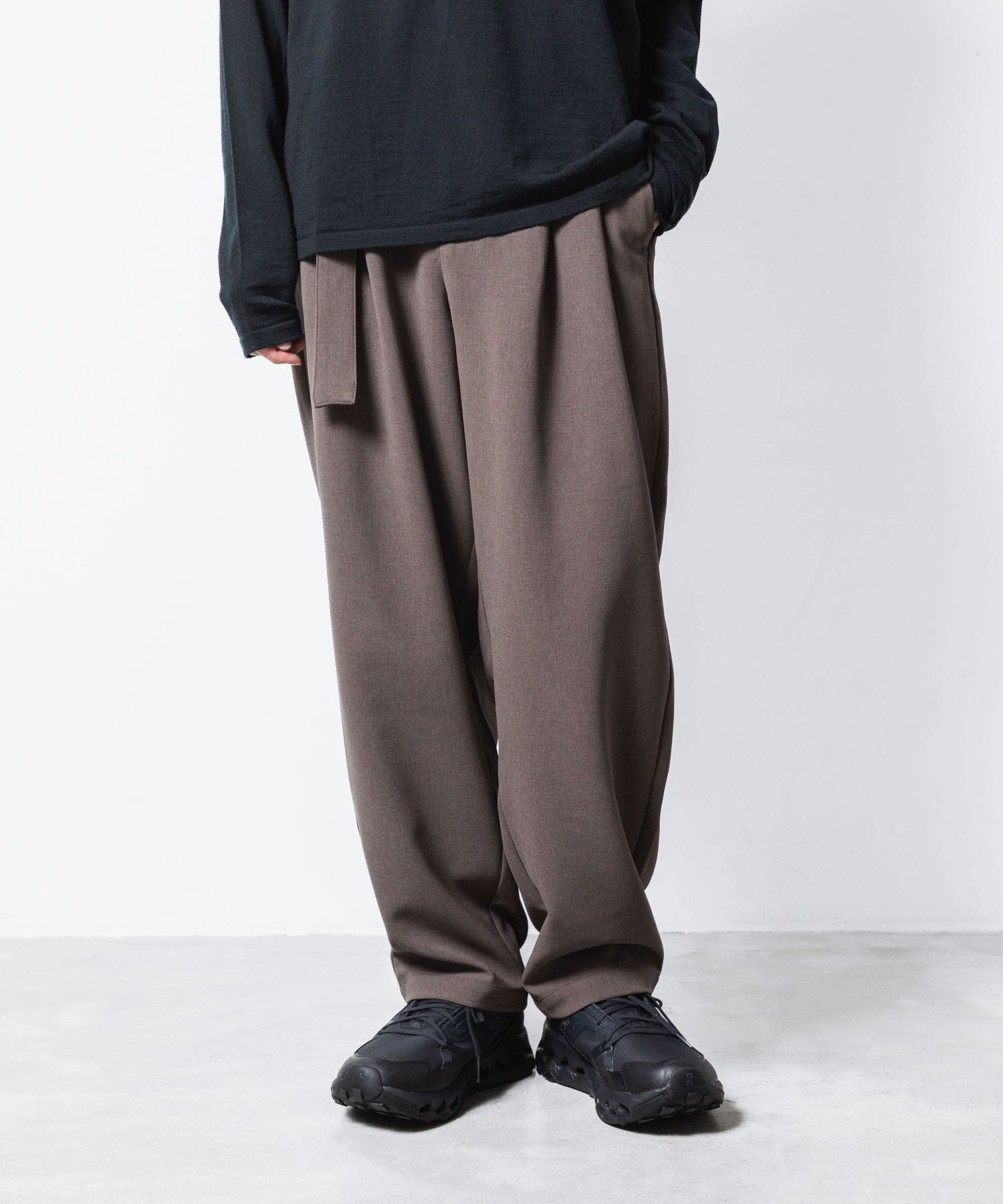 ATTACHMENT アタッチメントのPE STRETCH DOUBLE CLOTH BELTED WIDE TAPERD TROUSERS - D.KH GRAYの公式通販サイトsession福岡セレクトショップ