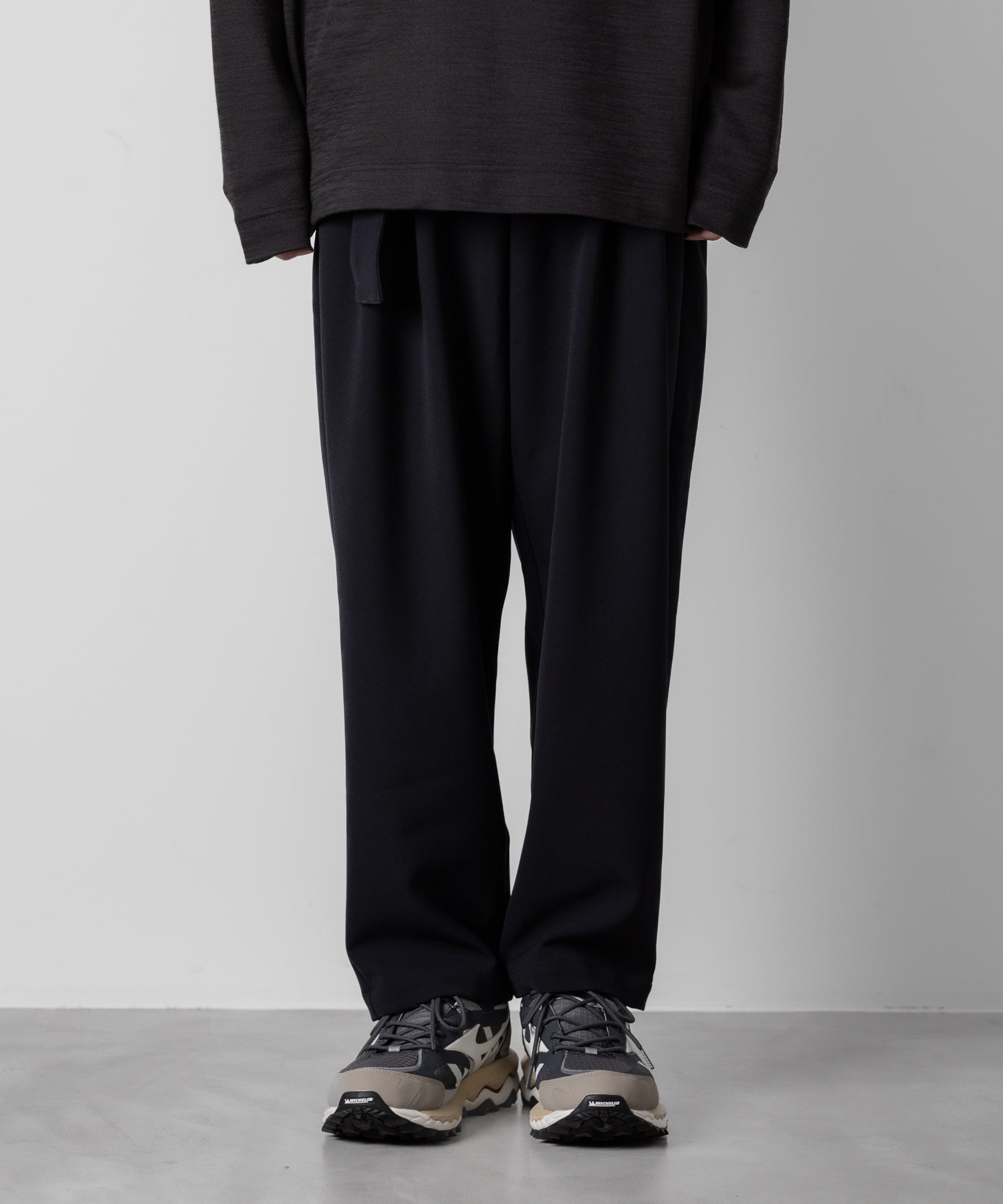 ATTACHMENT アタッチメントのPE STRETCH DOUBLE CLOTH BELTED TAPERED FIT TROUSERS - NAVY 公式通販サイトsession福岡セレクトショップ