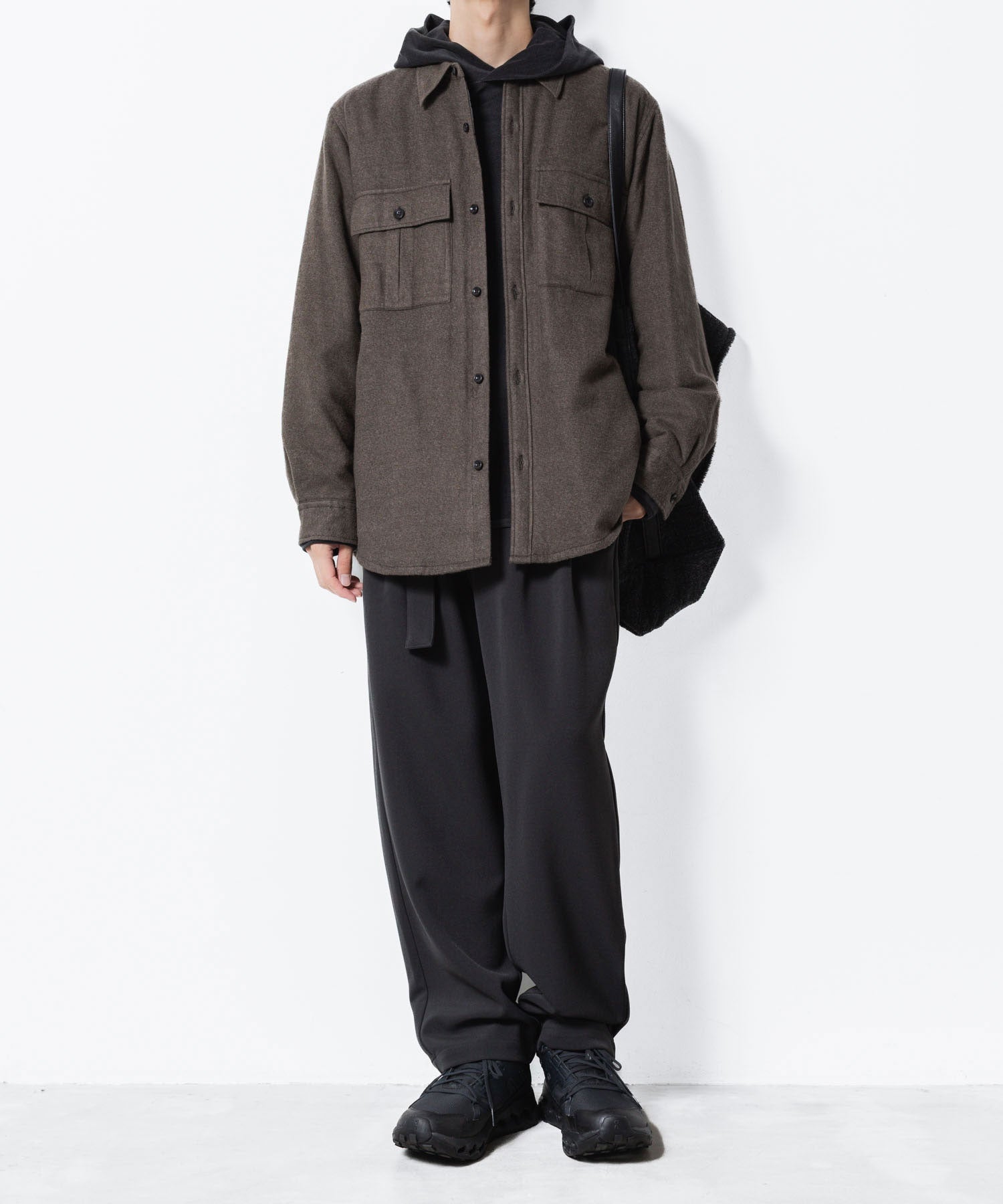 ATTACHMENT アタッチメントのPE STRETCH DOUBLE CLOTH BELTED WIDE TAPERD TROUSERS - D.GRAYの公式通販サイトsession福岡セレクトショップ