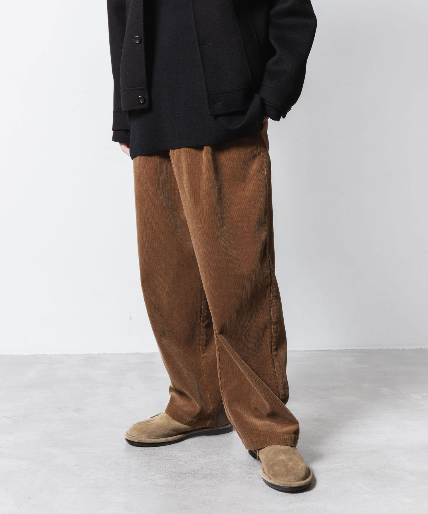 ATTACHMENT アタッチメントのFINX CO CORDUROY 1TUCK WIDE TROUSERS - CAMELの公式通販サイトsession福岡セレクトショップ