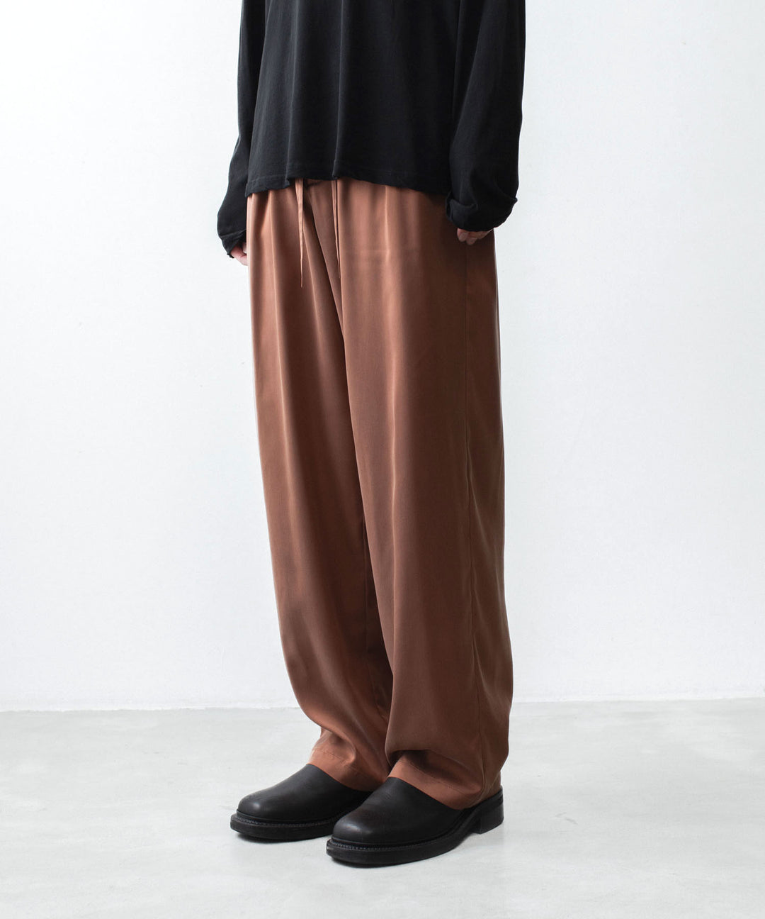 ATTACHMENT アタッチメントのCU/PE FIBRIL SATIN EASY TROUSERS - L.BROWNの公式通販サイトsession福岡セレクトショップ