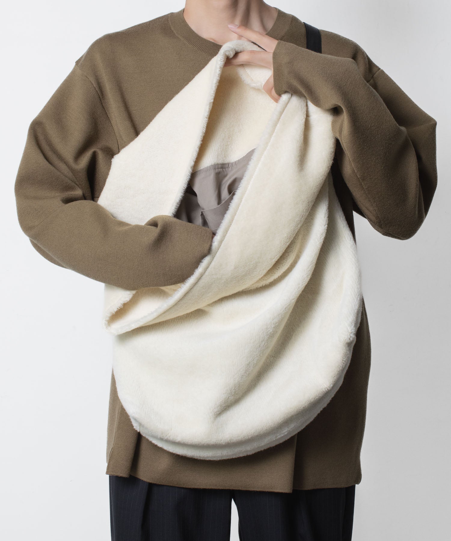 ATTACHMENT アタッチメントのWO/ALPACA BOA SHOULDER BAG - OFF WHITEの公式通販サイトsession福岡セレクトショップ