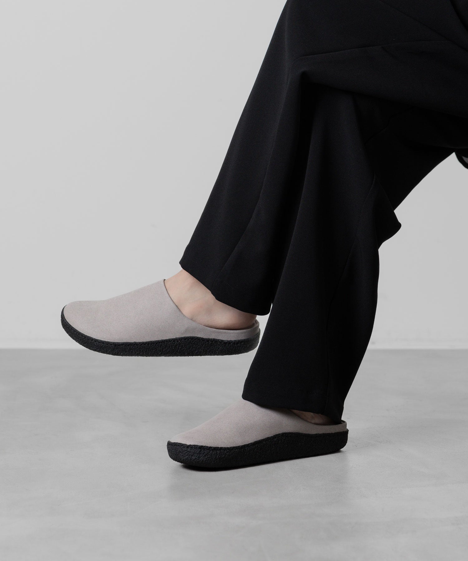 【ATTACHMENT】ATTACHMENT アタッチメントのSYNTHETIC SUEDE LEATHER MULE - L.GRAY 公式通販サイトsession福岡セレクトショップ