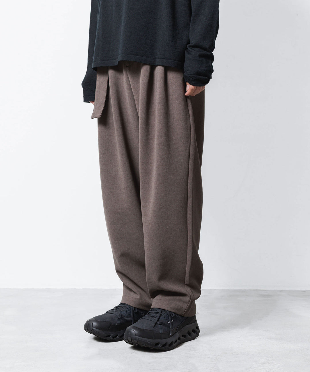 ATTACHMENT アタッチメントのPE STRETCH DOUBLE CLOTH BELTED WIDE TAPERD TROUSERS - D.KH GRAYの公式通販サイトsession福岡セレクトショップ