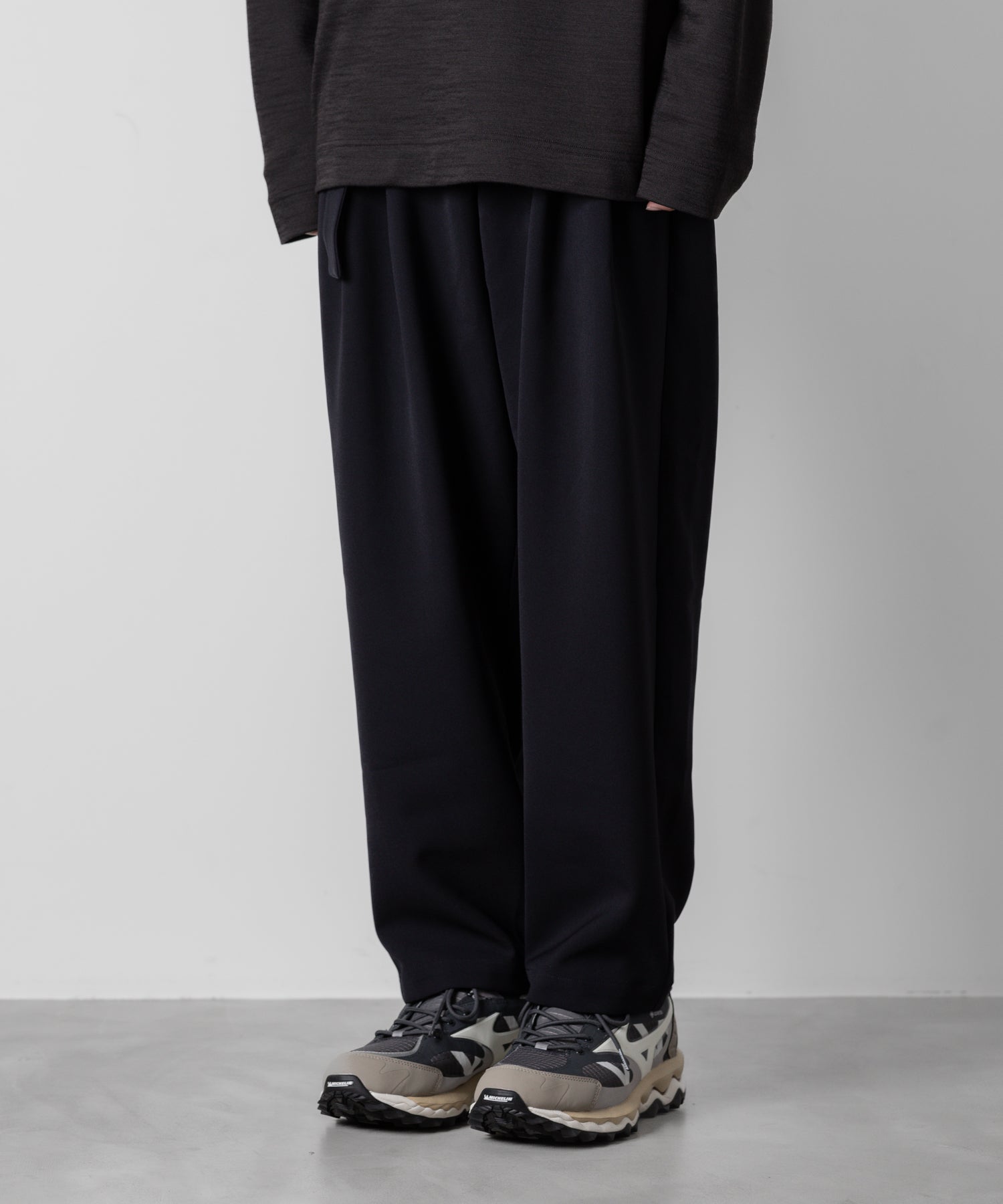 ATTACHMENT アタッチメントのPE STRETCH DOUBLE CLOTH BELTED TAPERED FIT TROUSERS - NAVY 公式通販サイトsession福岡セレクトショップ