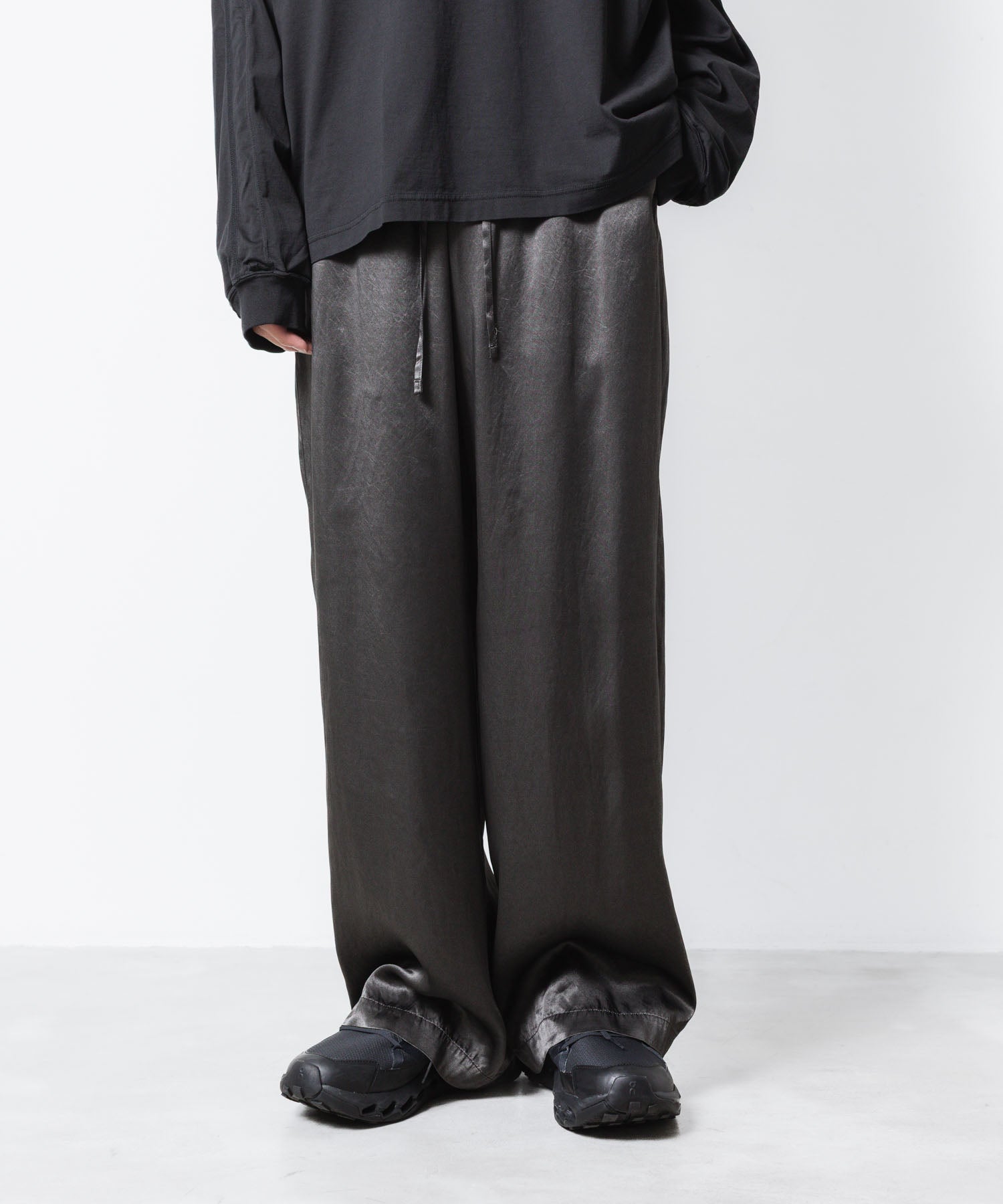 VEIN ヴェインのRY PIGMENT PRINT SATIN EASY WIDE TROUSERS - BLACKの公式通販サイトsession福岡セレクトショップ