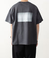 【 ATTACHMENT 】100//3　JERSEY PHOTO PRINT S/S TEE - GRAY
