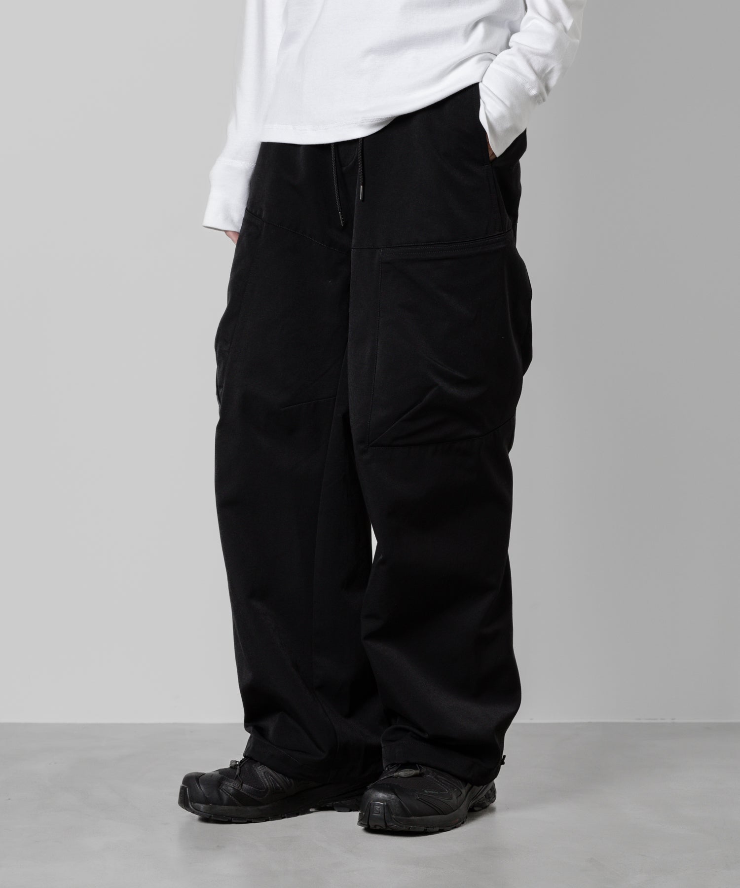 【ATTACHMENT】ATTACHMENT アタッチメントのNY/CO TWILL WIDE CARGO TROUSERS - BLACK 公式通販サイトsession福岡セレクトショップ