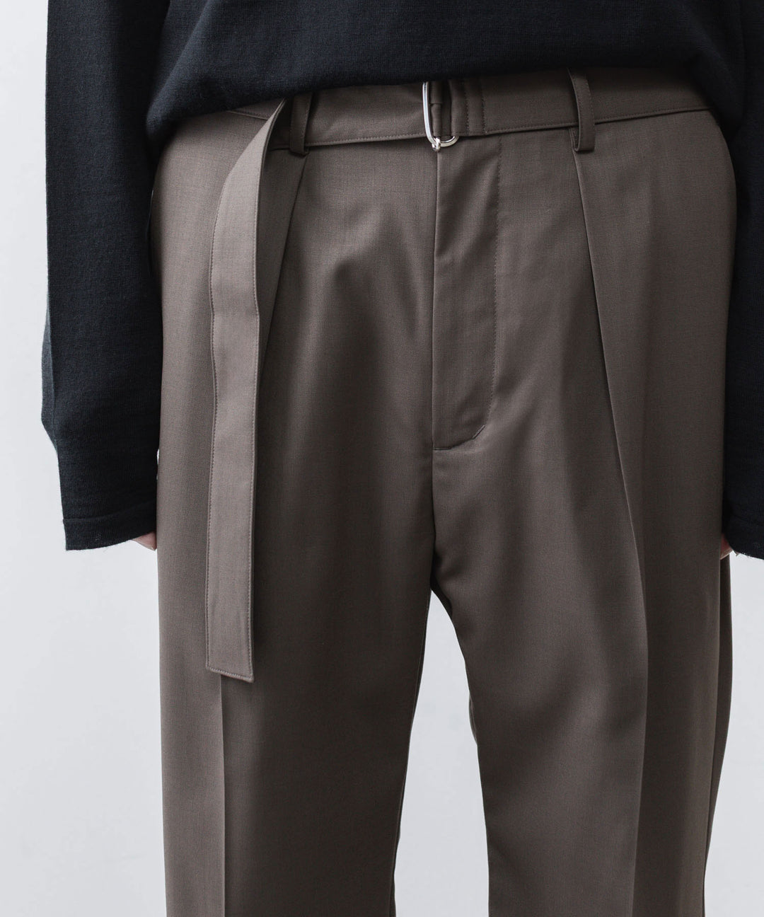 ATTACHMENT / EXCLUSIVE ITEMアタッチメントのWO/PE STRECH GABARDINE BELTED TROUSERS - D.GRAYの公式通販サイトsession福岡セレクトショップ