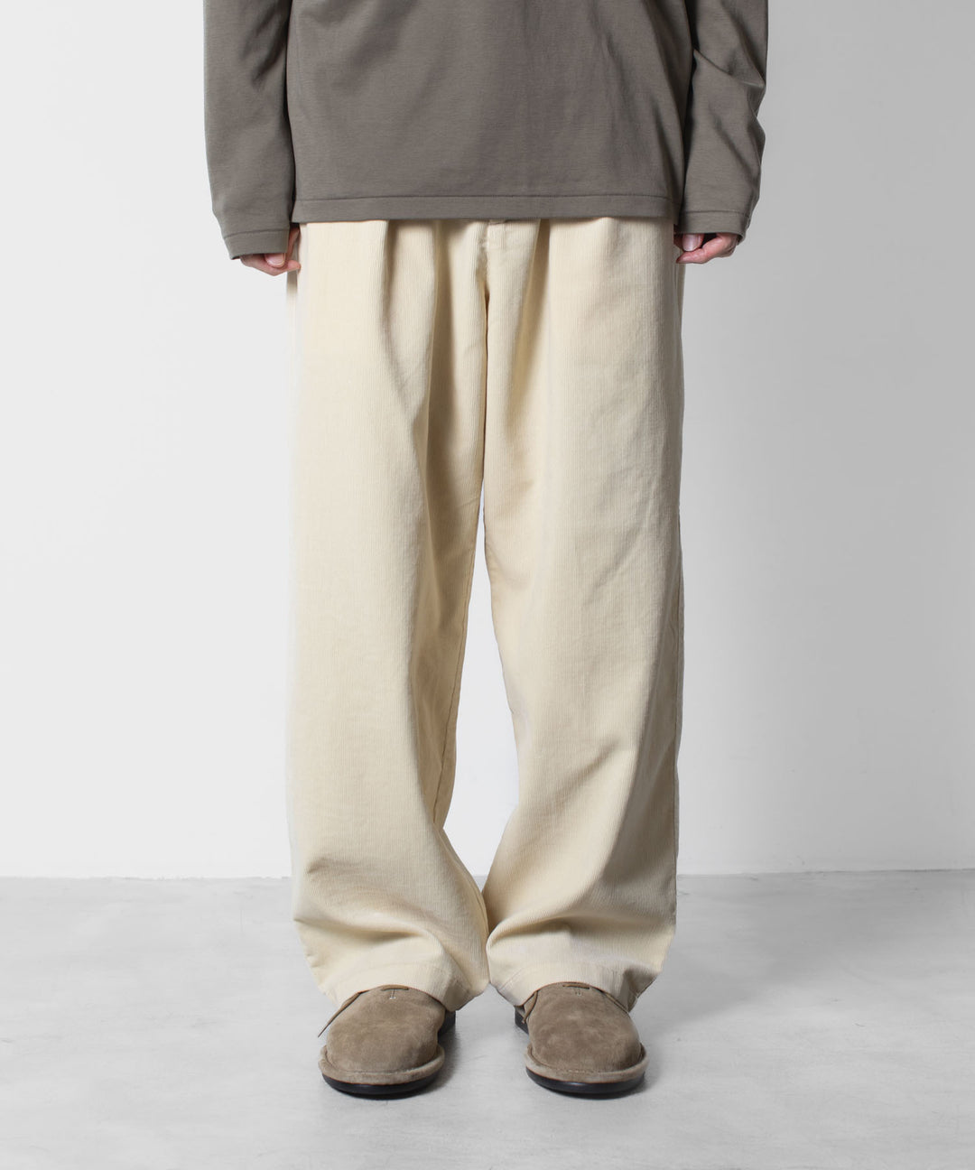ATTACHMENT アタッチメントのFINX CO CORDUROY 1TUCK WIDE TROUSERS - OFF WHITEの公式通販サイトsession福岡セレクトショップ