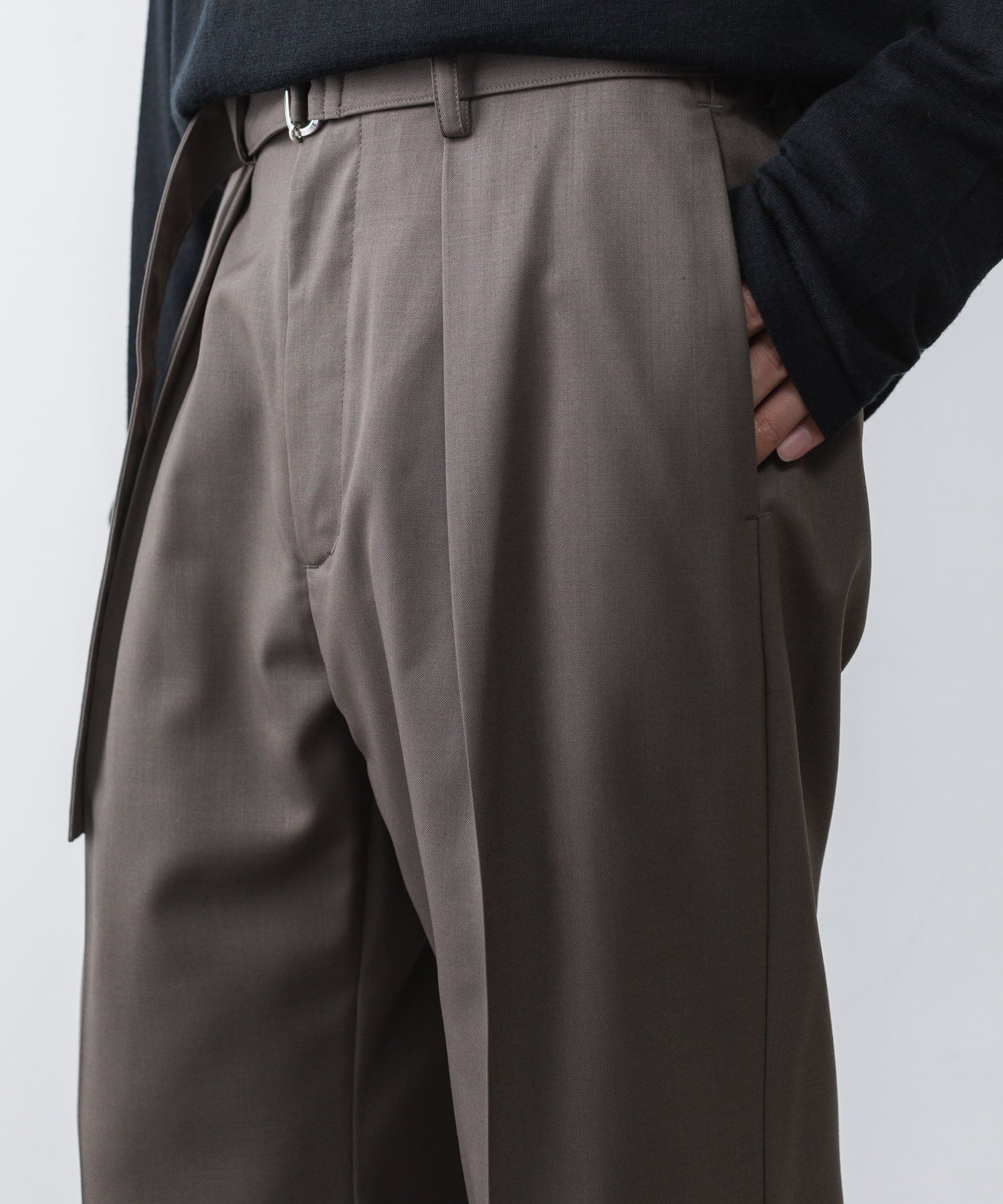 ATTACHMENT / EXCLUSIVE ITEMアタッチメントのWO/PE STRECH GABARDINE BELTED TROUSERS - D.GRAYの公式通販サイトsession福岡セレクトショップ