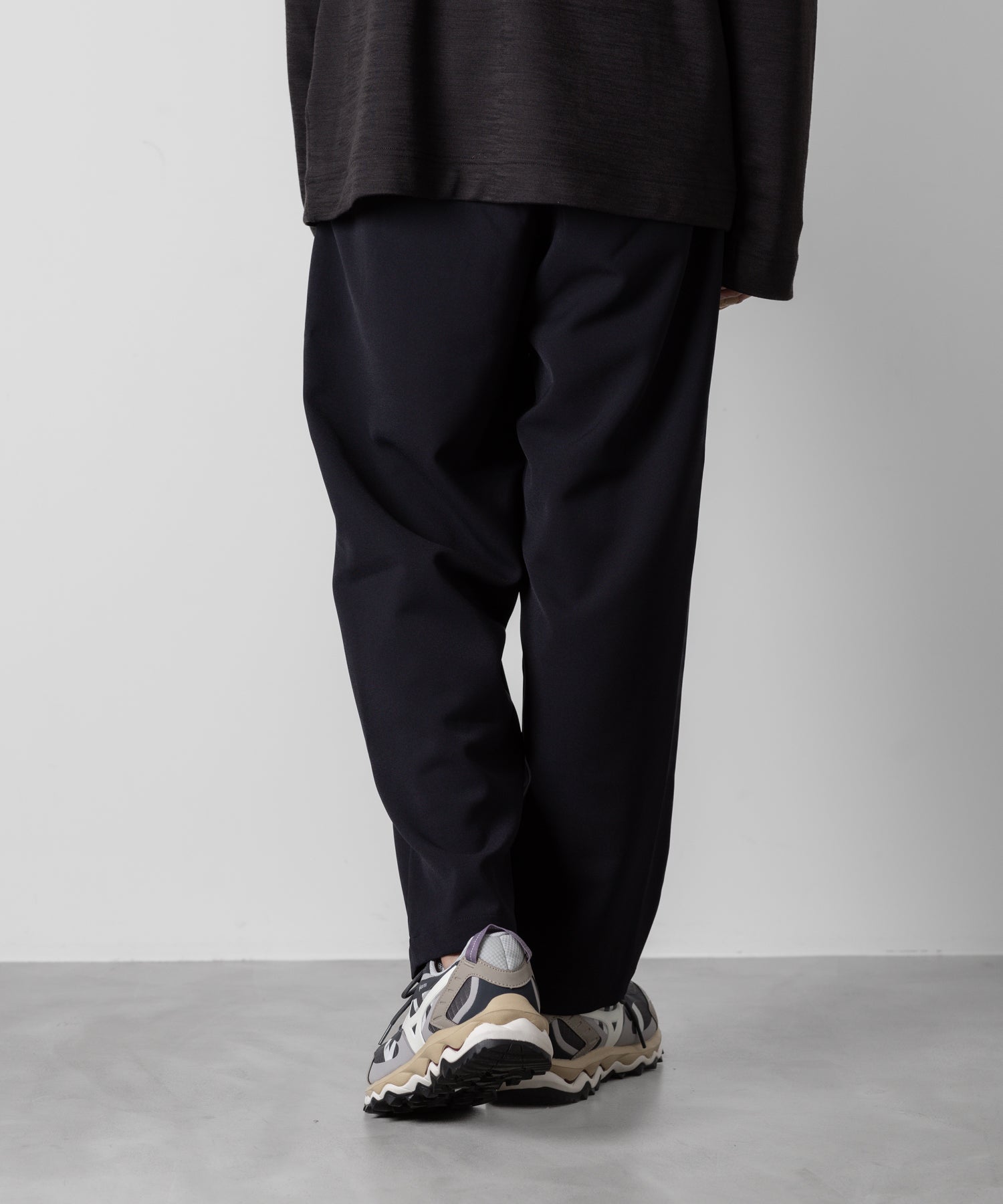 ATTACHMENT アタッチメントのPE STRETCH DOUBLE CLOTH BELTED TAPERED FIT TROUSERS - NAVY 公式通販サイトsession福岡セレクトショップ