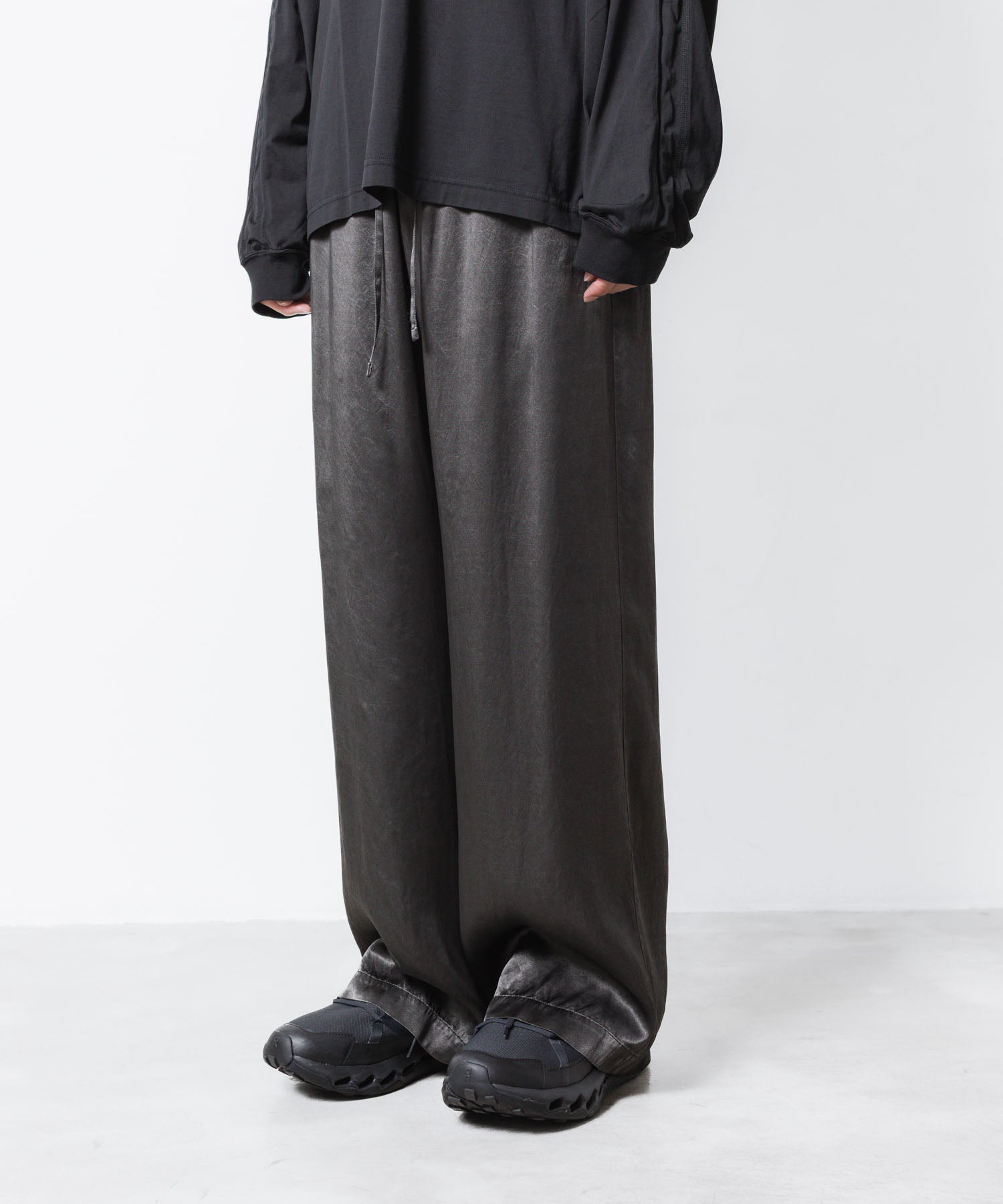 VEIN ヴェインのRY PIGMENT PRINT SATIN EASY WIDE TROUSERS - BLACKの公式通販サイトsession福岡セレクトショップ