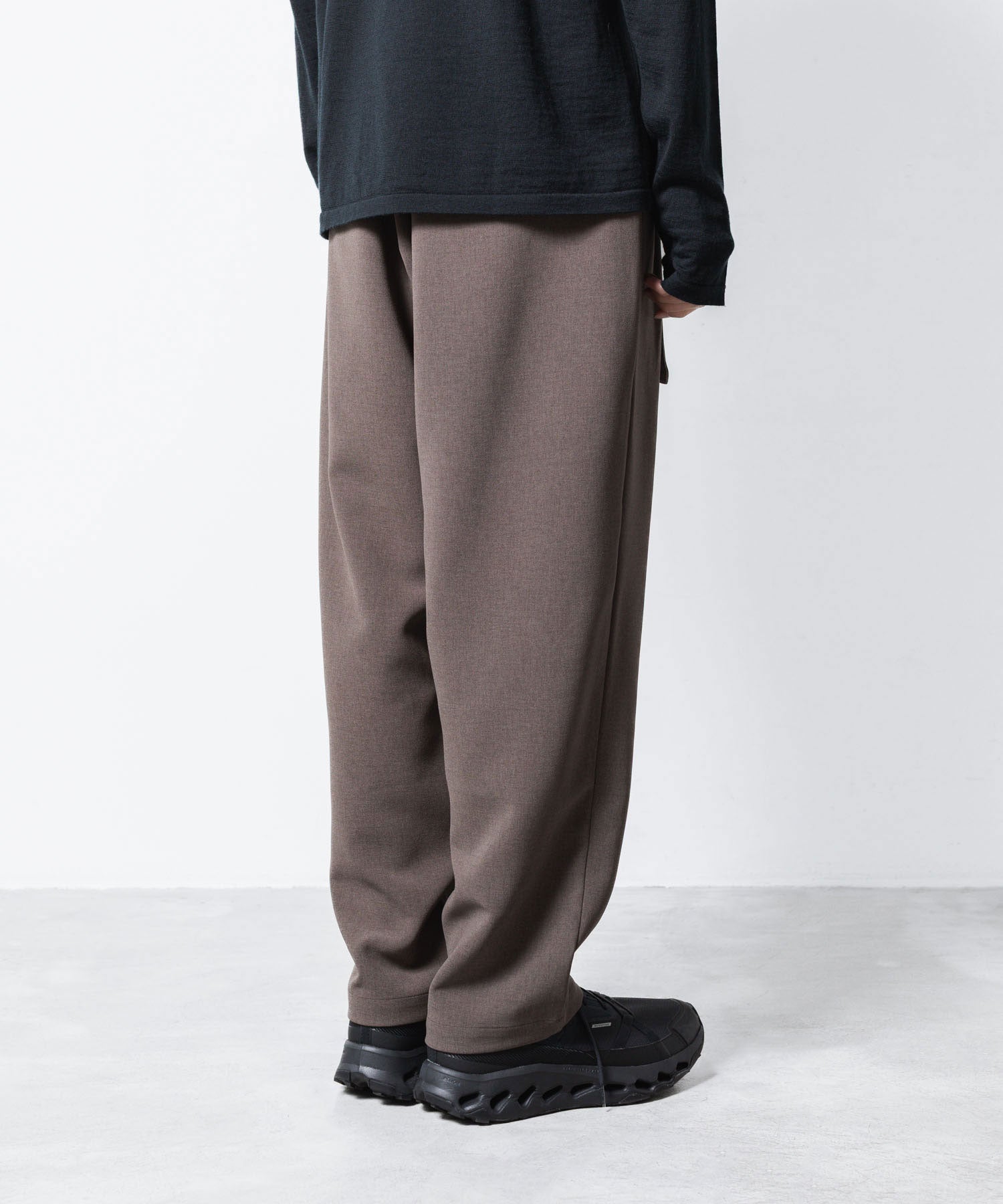 ATTACHMENT アタッチメントのPE STRETCH DOUBLE CLOTH BELTED WIDE TAPERD TROUSERS - D.KH GRAYの公式通販サイトsession福岡セレクトショップ