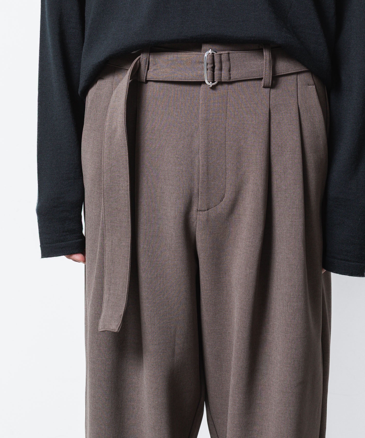 ATTACHMENT アタッチメントのPE STRETCH DOUBLE CLOTH BELTED WIDE TAPERD TROUSERS - D.KH GRAYの公式通販サイトsession福岡セレクトショップ