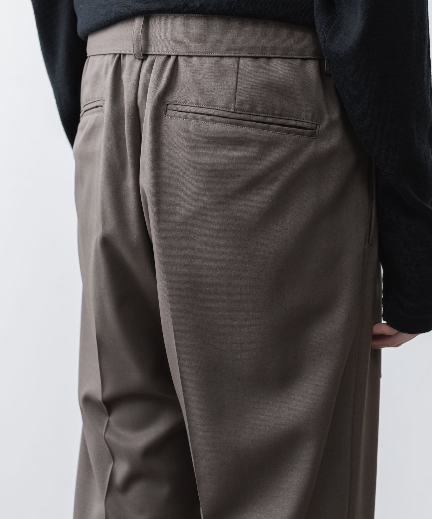 ATTACHMENT / EXCLUSIVE ITEMアタッチメントのWO/PE STRECH GABARDINE BELTED TROUSERS - D.GRAYの公式通販サイトsession福岡セレクトショップ
