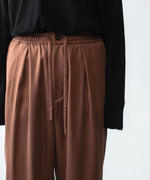 画像をギャラリービューアに読み込む, ATTACHMENT アタッチメントのCU/PE FIBRIL SATIN EASY TROUSERS - L.BROWNの公式通販サイトsession福岡セレクトショップ
