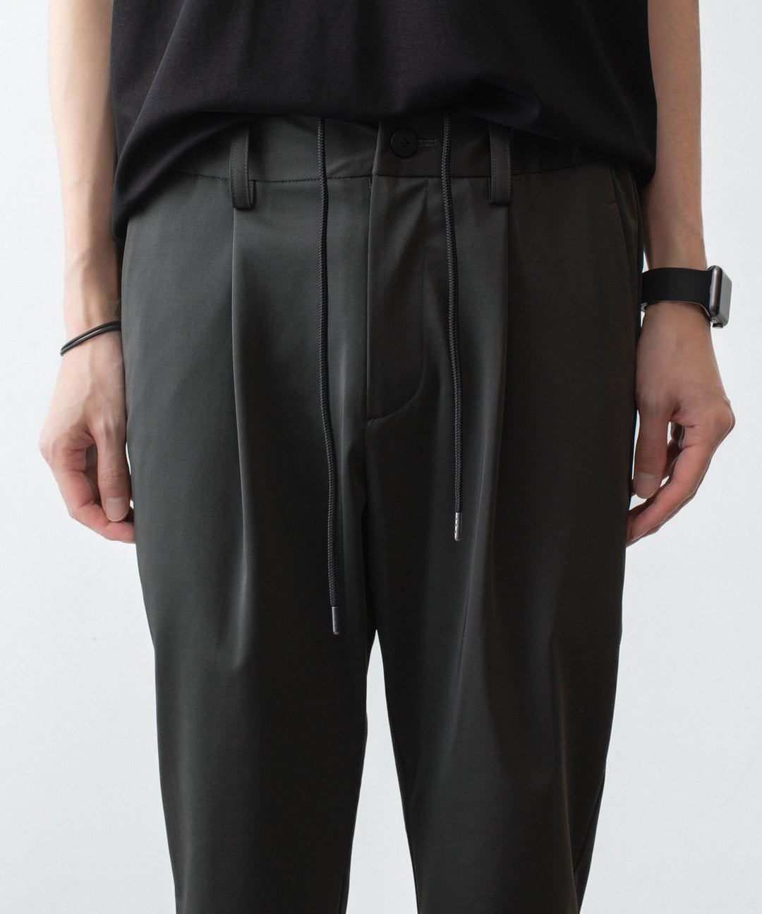 ATTACHMENT / EXCLUSIVE ITEMアタッチメントのLUCA MATTE TWIST REGULAR FIT EASY TROUSERS - D.KHAKIの公式通販サイトsession福岡セレクトショップ