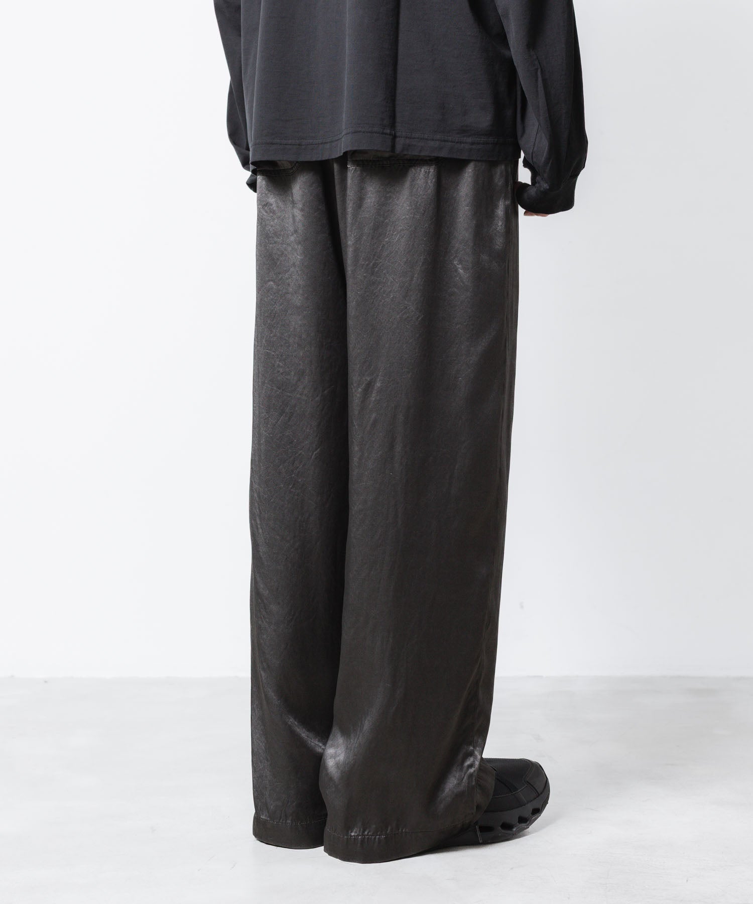 VEIN ヴェインのRY PIGMENT PRINT SATIN EASY WIDE TROUSERS - BLACKの公式通販サイトsession福岡セレクトショップ