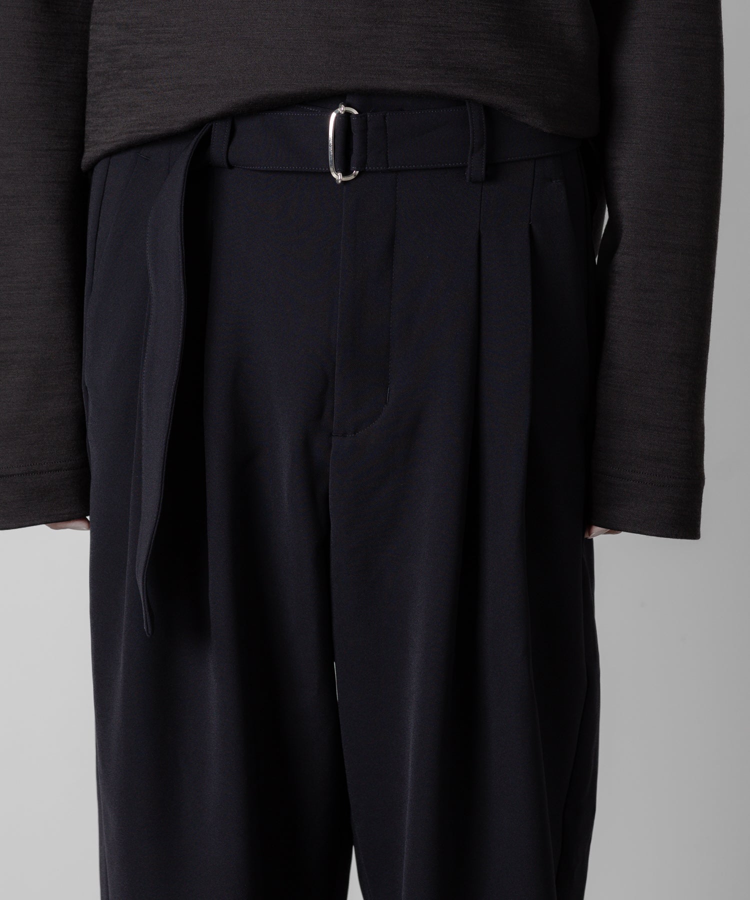 ATTACHMENT アタッチメントのPE STRETCH DOUBLE CLOTH BELTED TAPERED FIT TROUSERS - NAVY 公式通販サイトsession福岡セレクトショップ